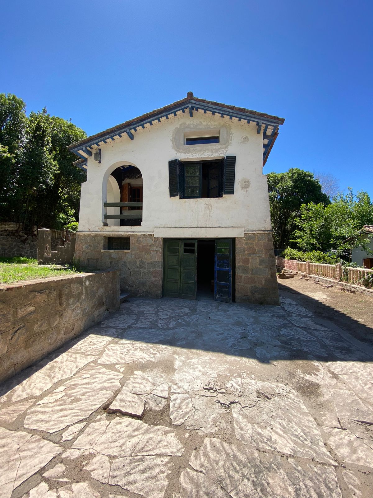 Se vende casa a reciclar estilo colonial de 1 dormitorio  departamento en planta baja en el centro de Huerta Grande. Provincia de Córdoba.