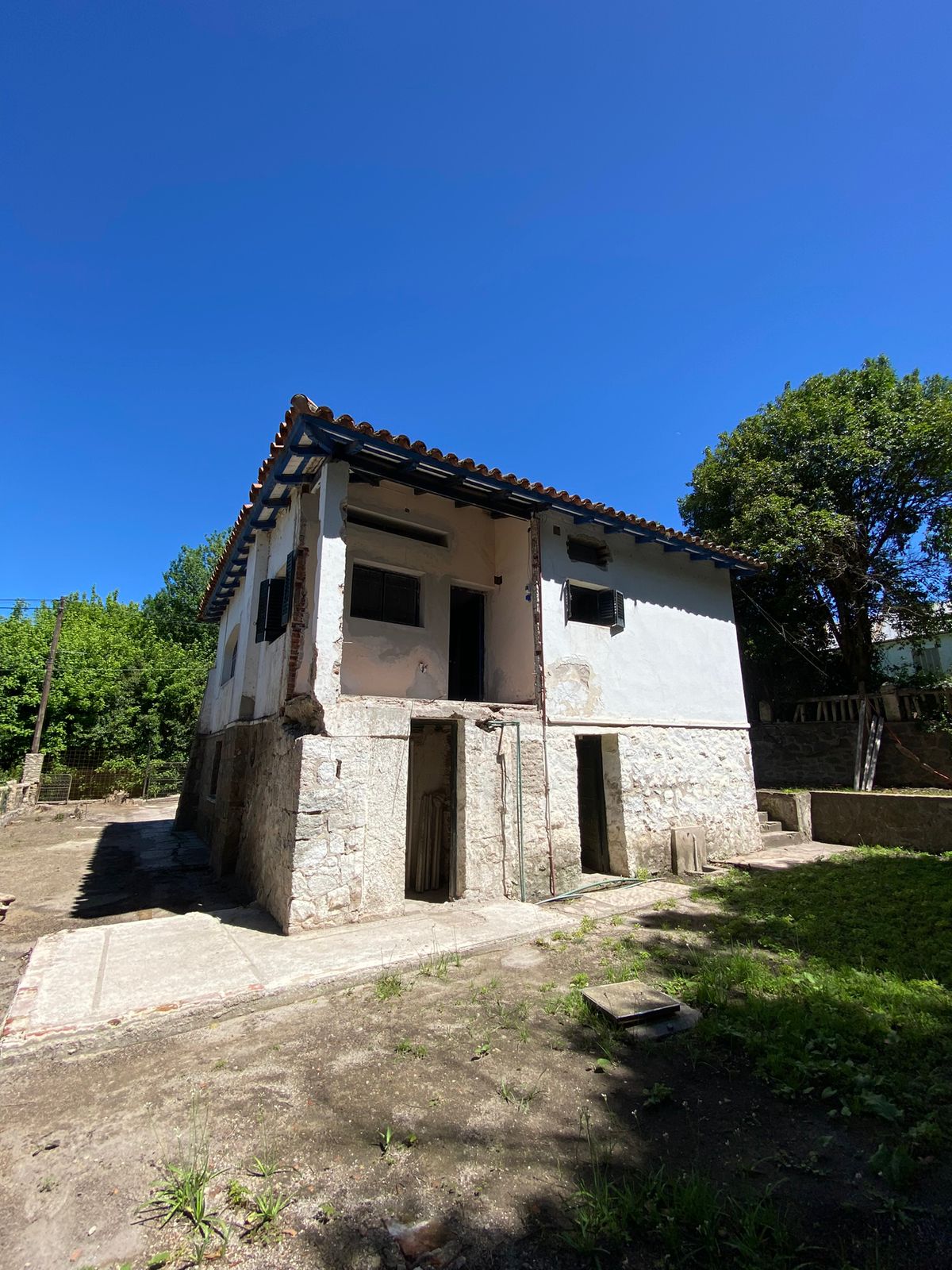 Se vende casa a reciclar estilo colonial de 1 dormitorio  departamento en planta baja en el centro de Huerta Grande. Provincia de Córdoba.