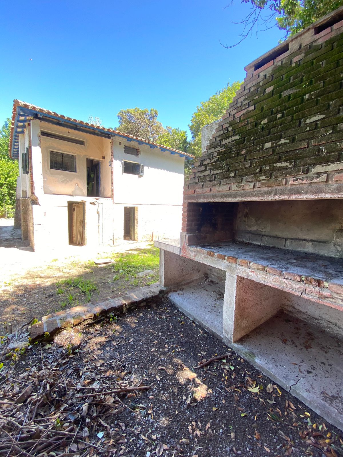 Se vende casa a reciclar estilo colonial de 1 dormitorio  departamento en planta baja en el centro de Huerta Grande. Provincia de Córdoba.