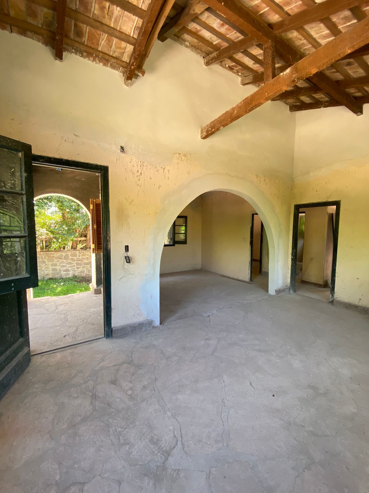 Se vende casa a reciclar estilo colonial de 1 dormitorio  departamento en planta baja en el centro de Huerta Grande. Provincia de Córdoba.