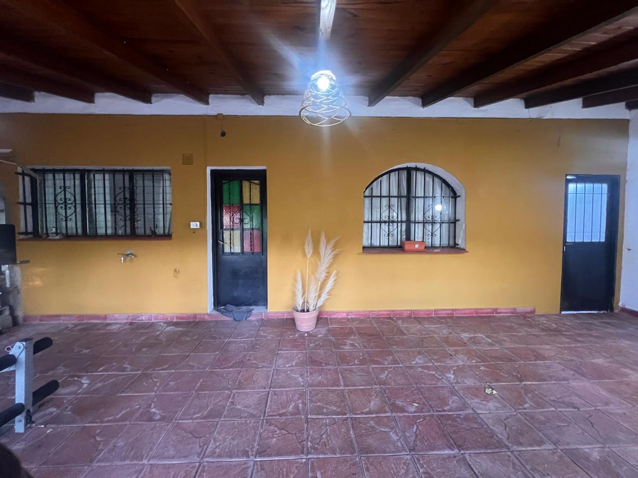 OPORTUNIDAD EN VILLA ALLENDE -  VENTA DE CASA CON DOBLE SALIDA