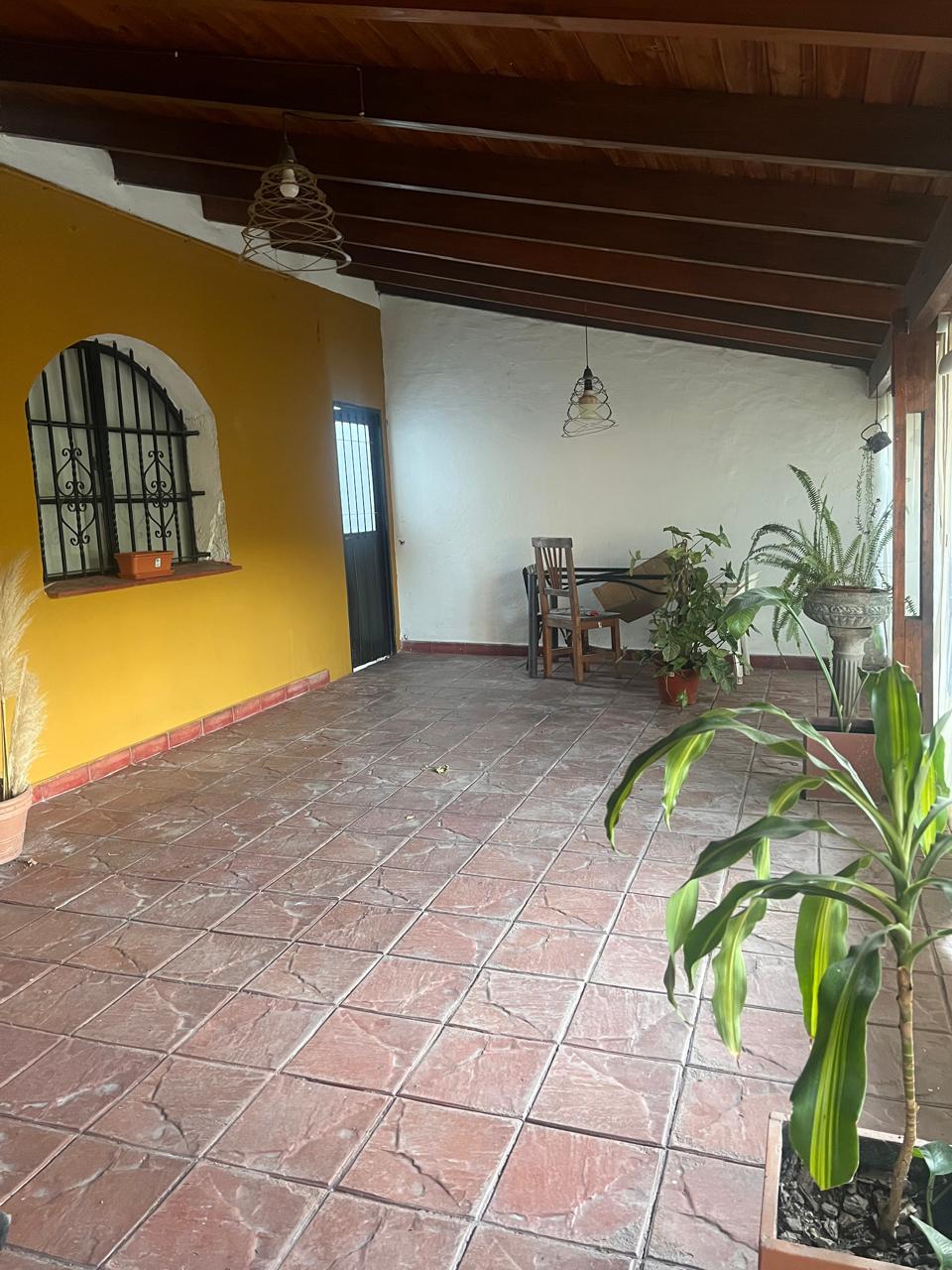OPORTUNIDAD EN VILLA ALLENDE -  VENTA DE CASA CON DOBLE SALIDA