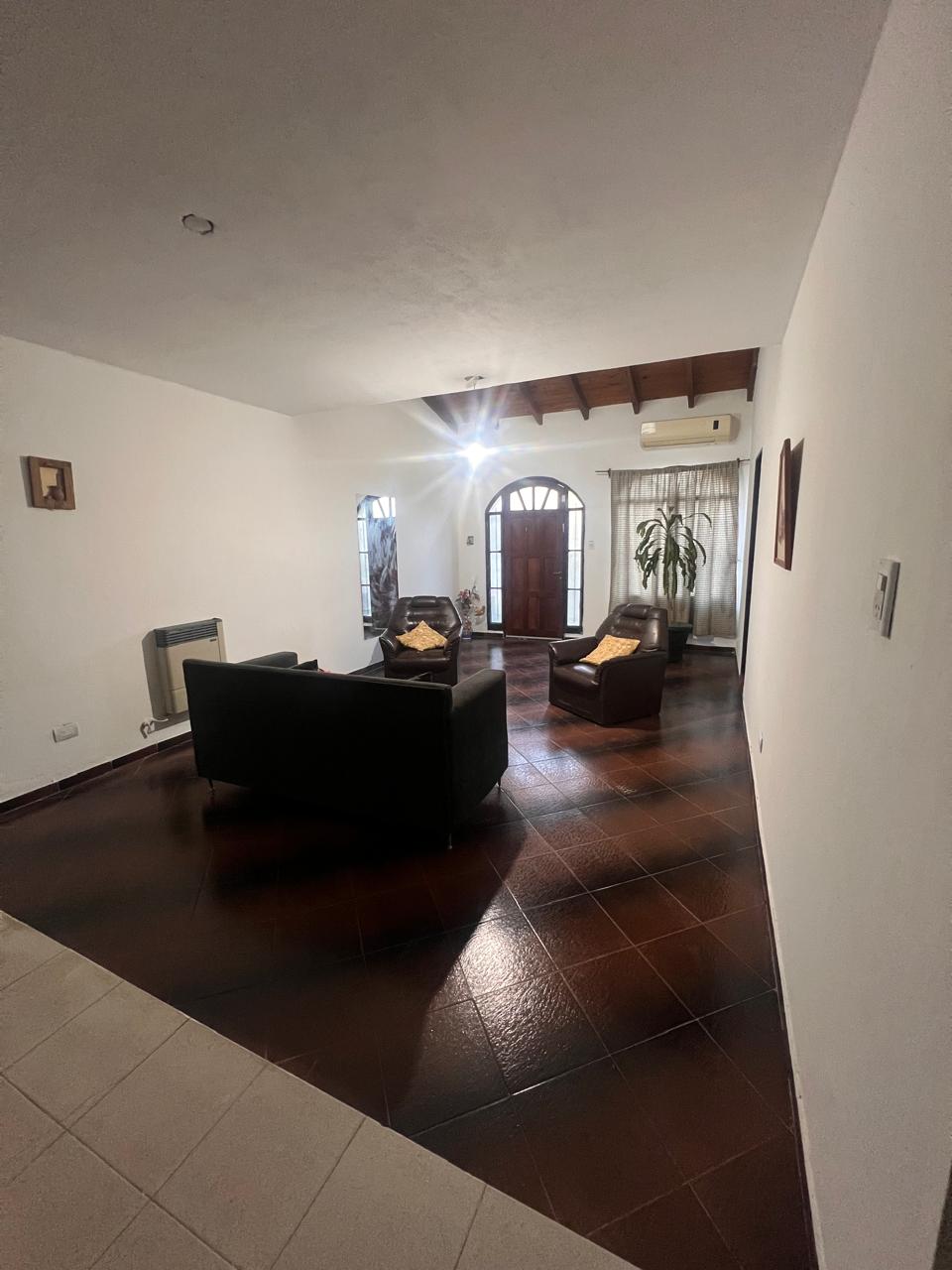 OPORTUNIDAD EN VILLA ALLENDE -  VENTA DE CASA CON DOBLE SALIDA