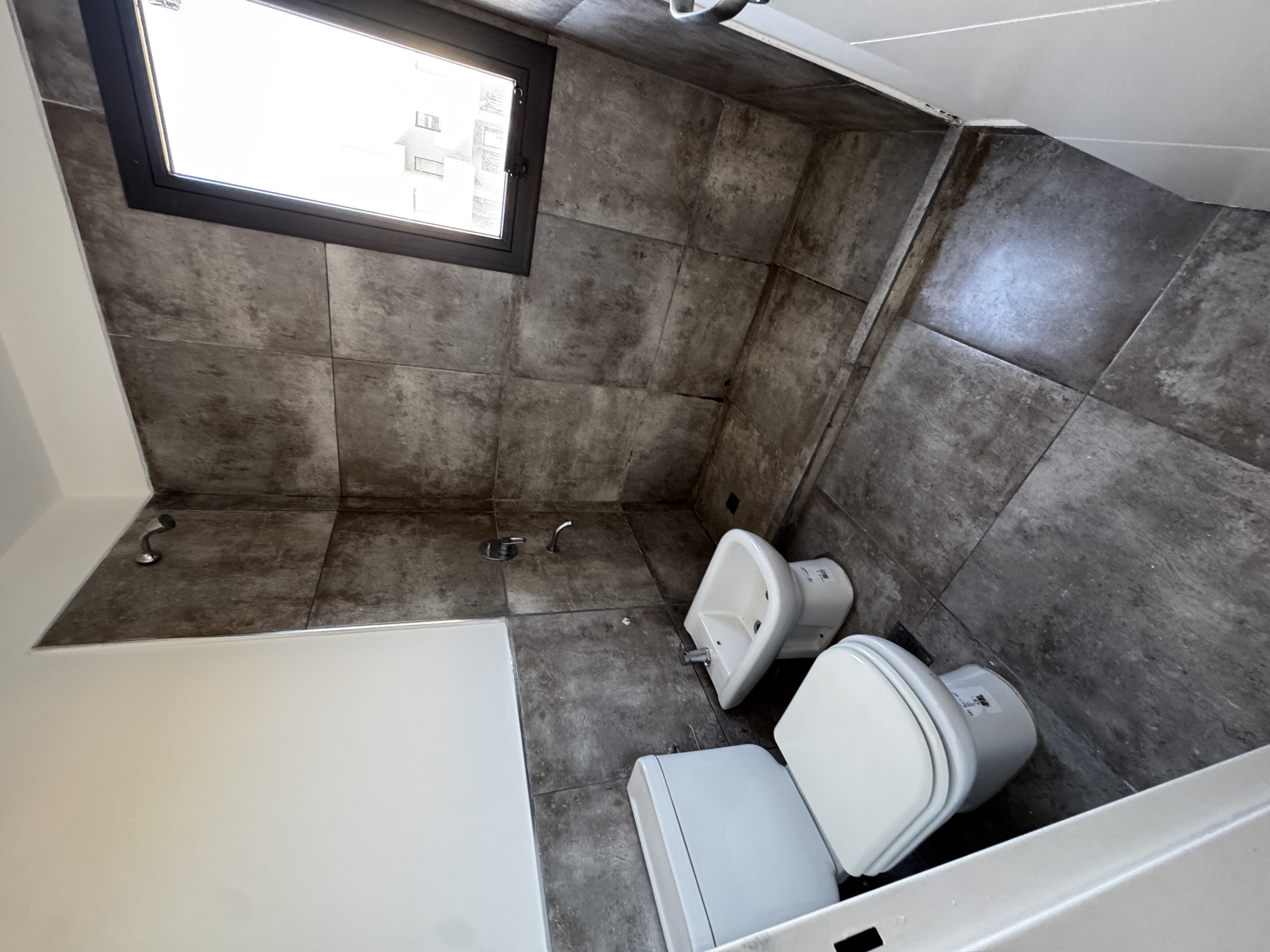 Moderno Dúplex en Alquiler  3 Dormitorios, 3 Baños, Patio y Galería con Asador en Claros del Bosque