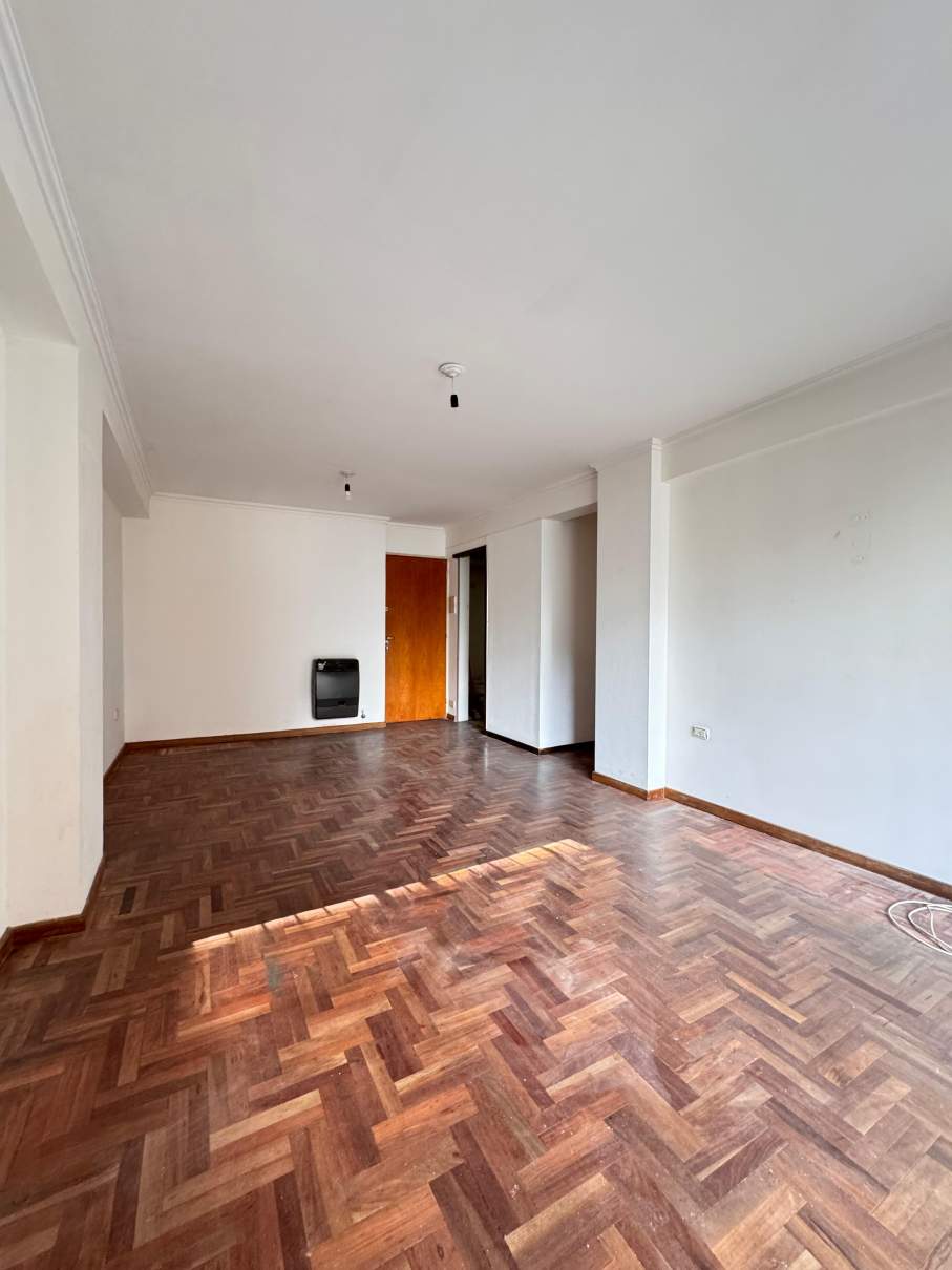 SOBRE 25 DE MAYO - 2 DORM, COCINA SEPARADA CBALCON - LO VEMOS?