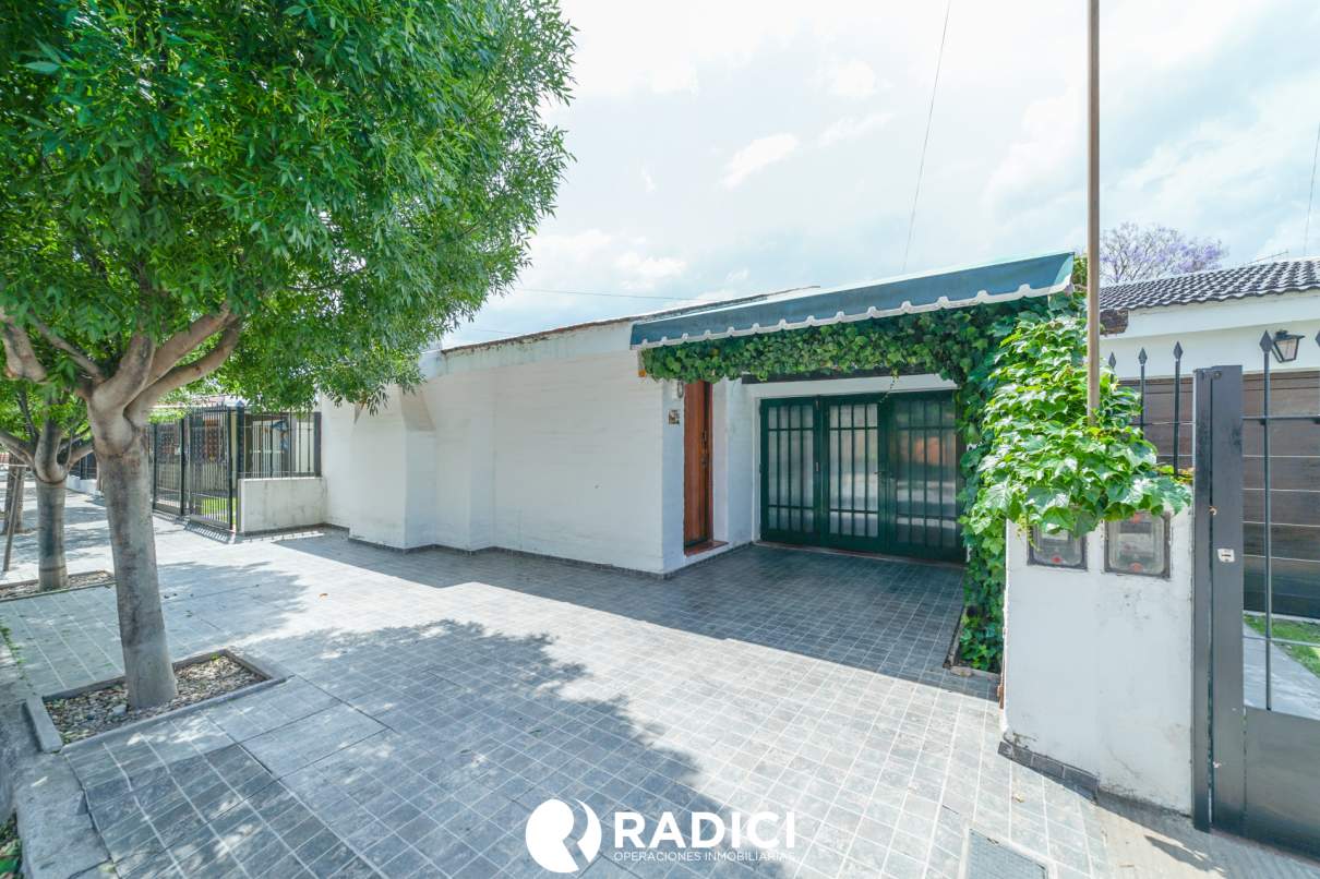 VENTA VENI A CONOCER ESTA CASA - 3 DOR, GRAN PATIO CON PILETA Y QUINCHO - TE VA A ENCANTAR !!!
