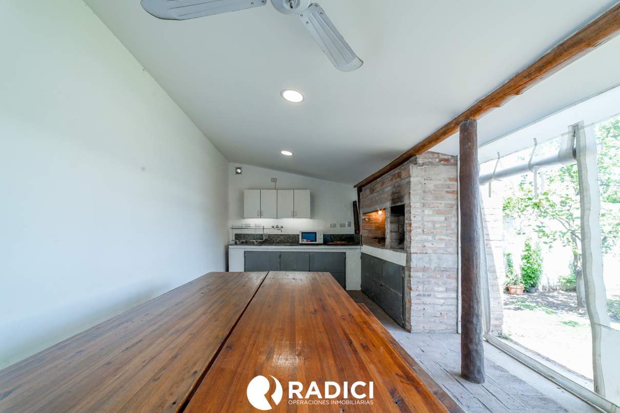 VENTA VENI A CONOCER ESTA CASA - 3 DOR, GRAN PATIO CON PILETA Y QUINCHO - TE VA A ENCANTAR !!!