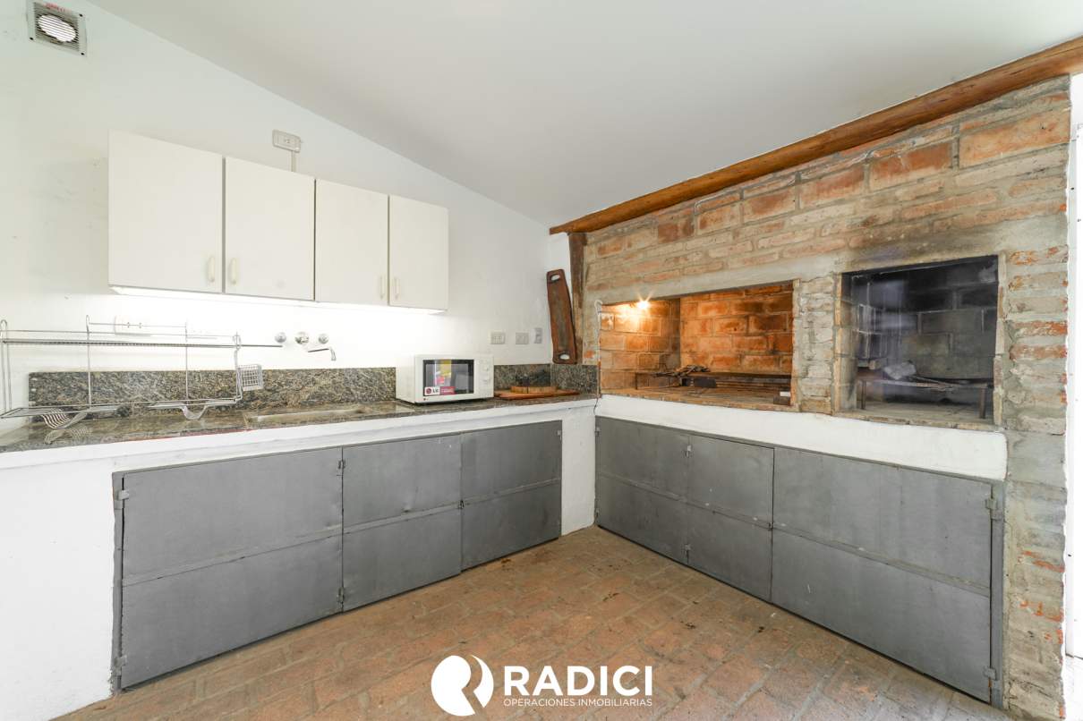 VENTA VENI A CONOCER ESTA CASA - 3 DOR, GRAN PATIO CON PILETA Y QUINCHO - TE VA A ENCANTAR !!!