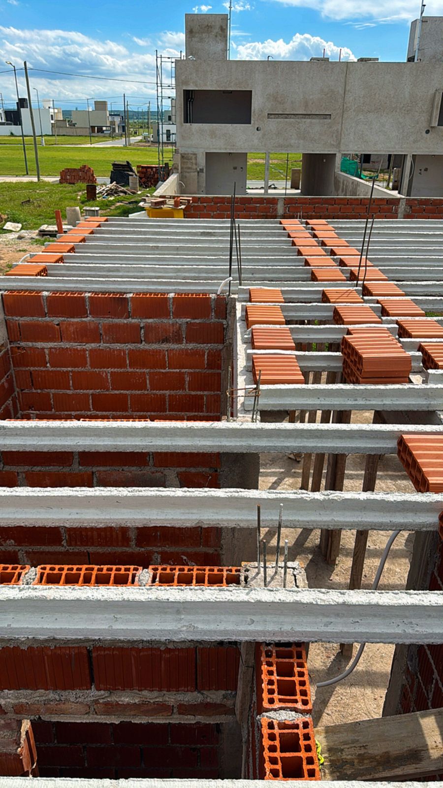 DUPLEX QUEBRADAS DE MANANTIALES 2D1B PATIO CASADOR