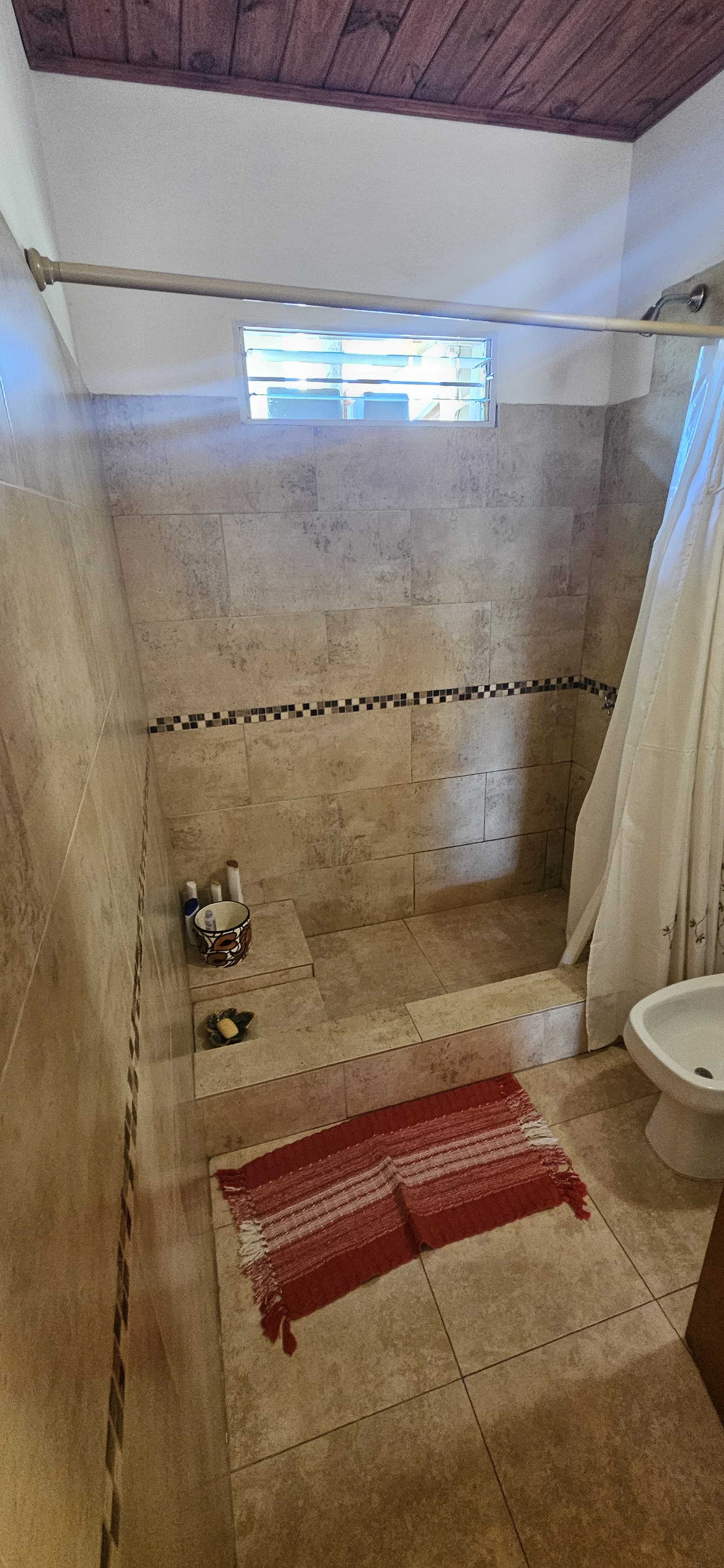 EXCELENTE CASA CON GRAN TERRENO. Vista Unica! U$S 125.000.-