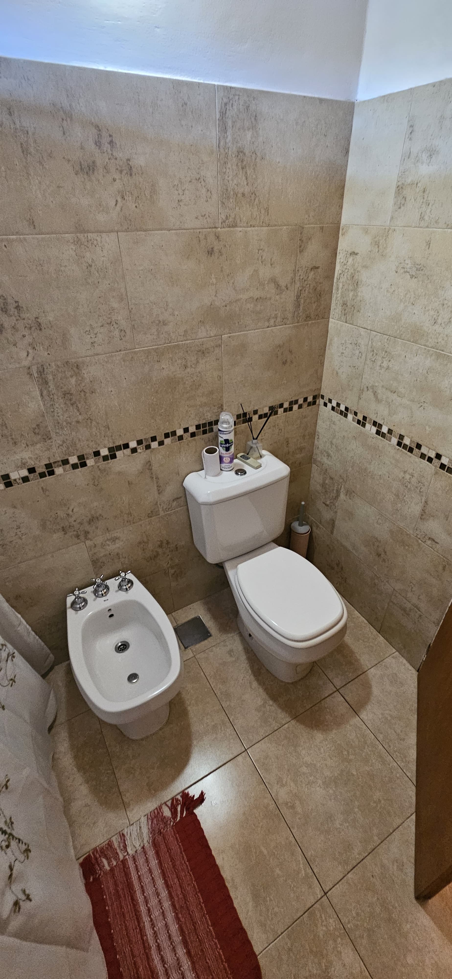 EXCELENTE CASA CON GRAN TERRENO. Vista Unica! U$S 125.000.-