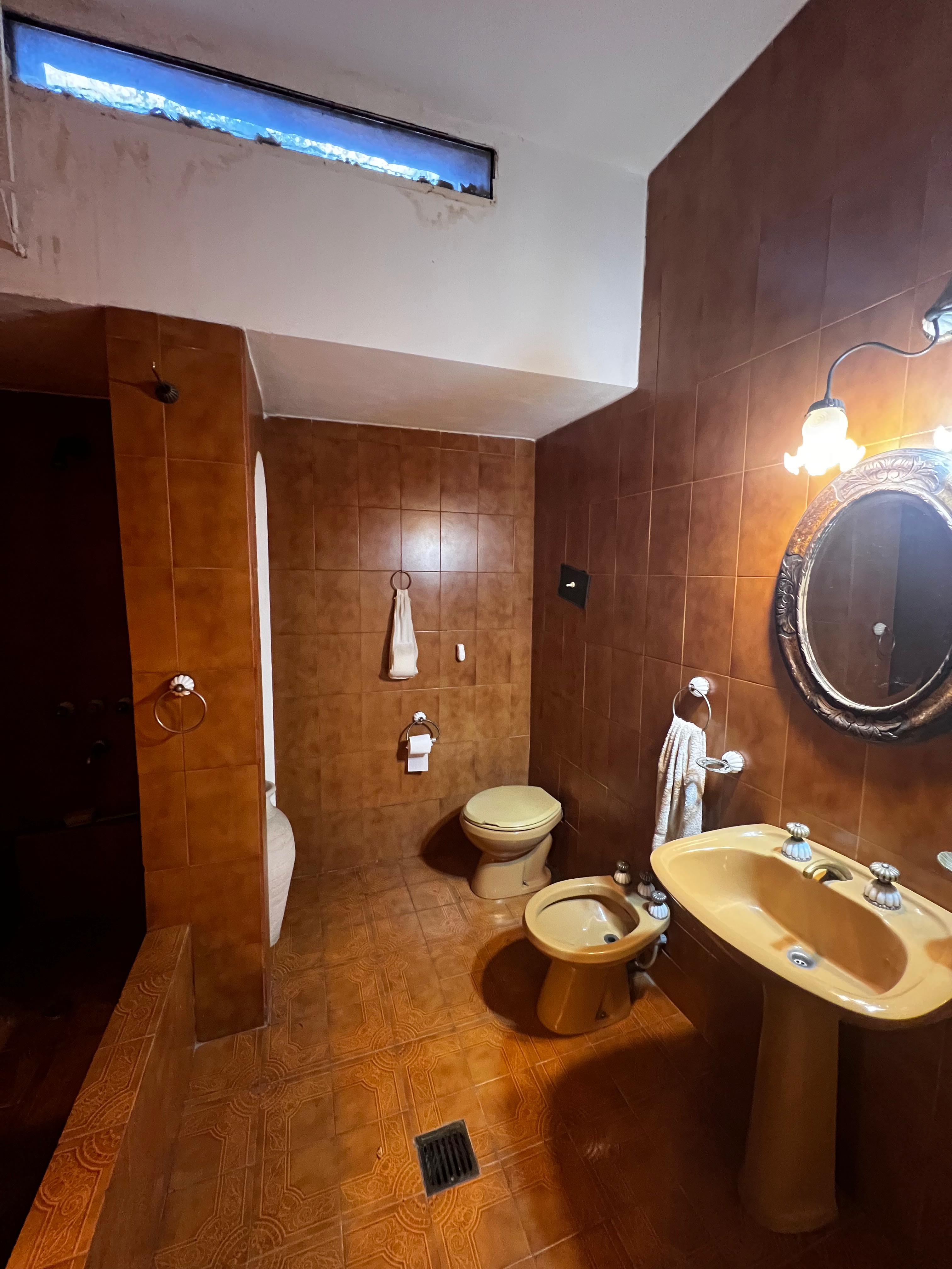 Casa de 3 dorm. en venta en Espora 214 a media cuadra de Duarte Quiros