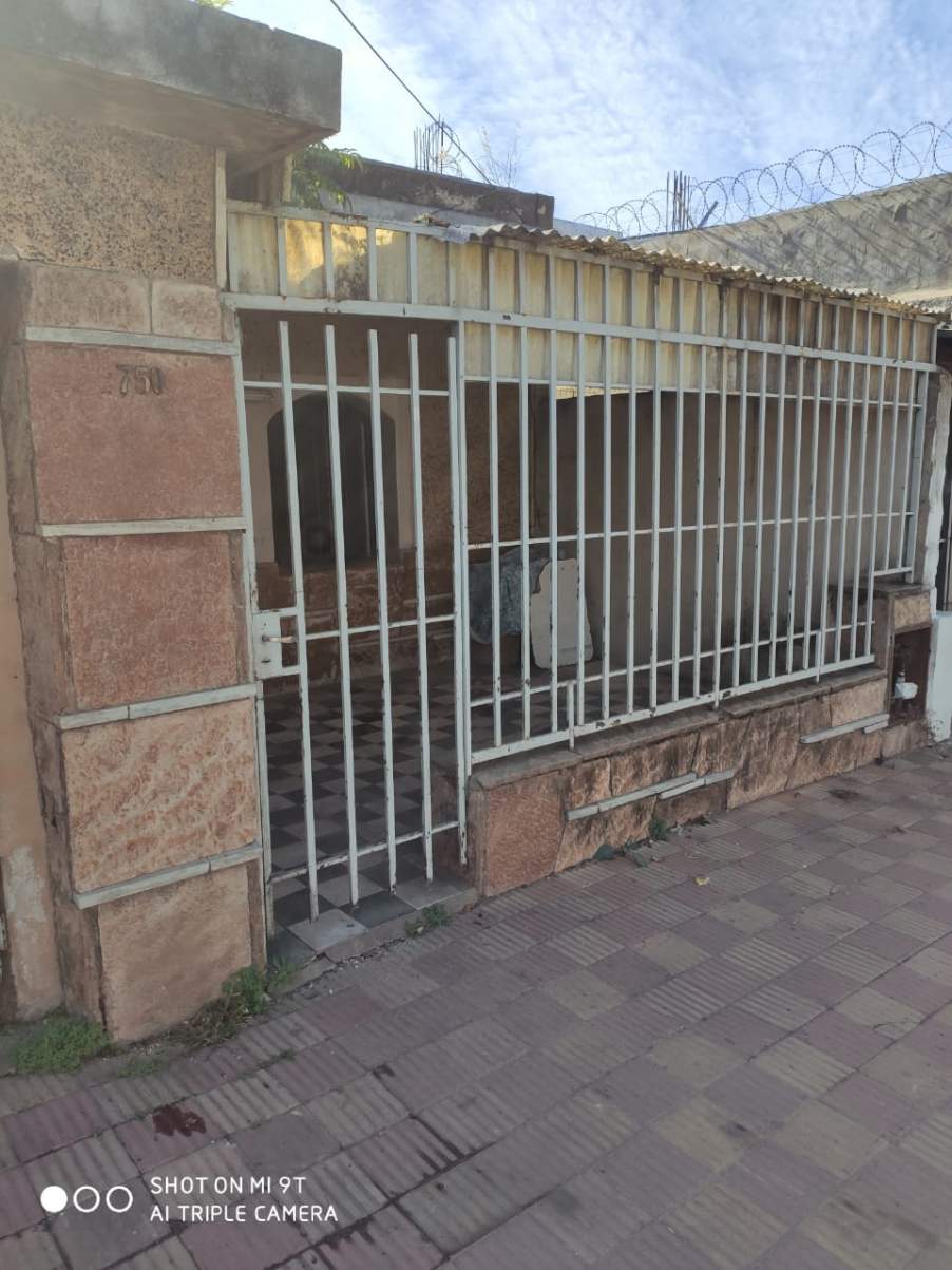 CASA A RECICLAR DE TRES DORMITORIOS EN BARRIO ALBERDI
