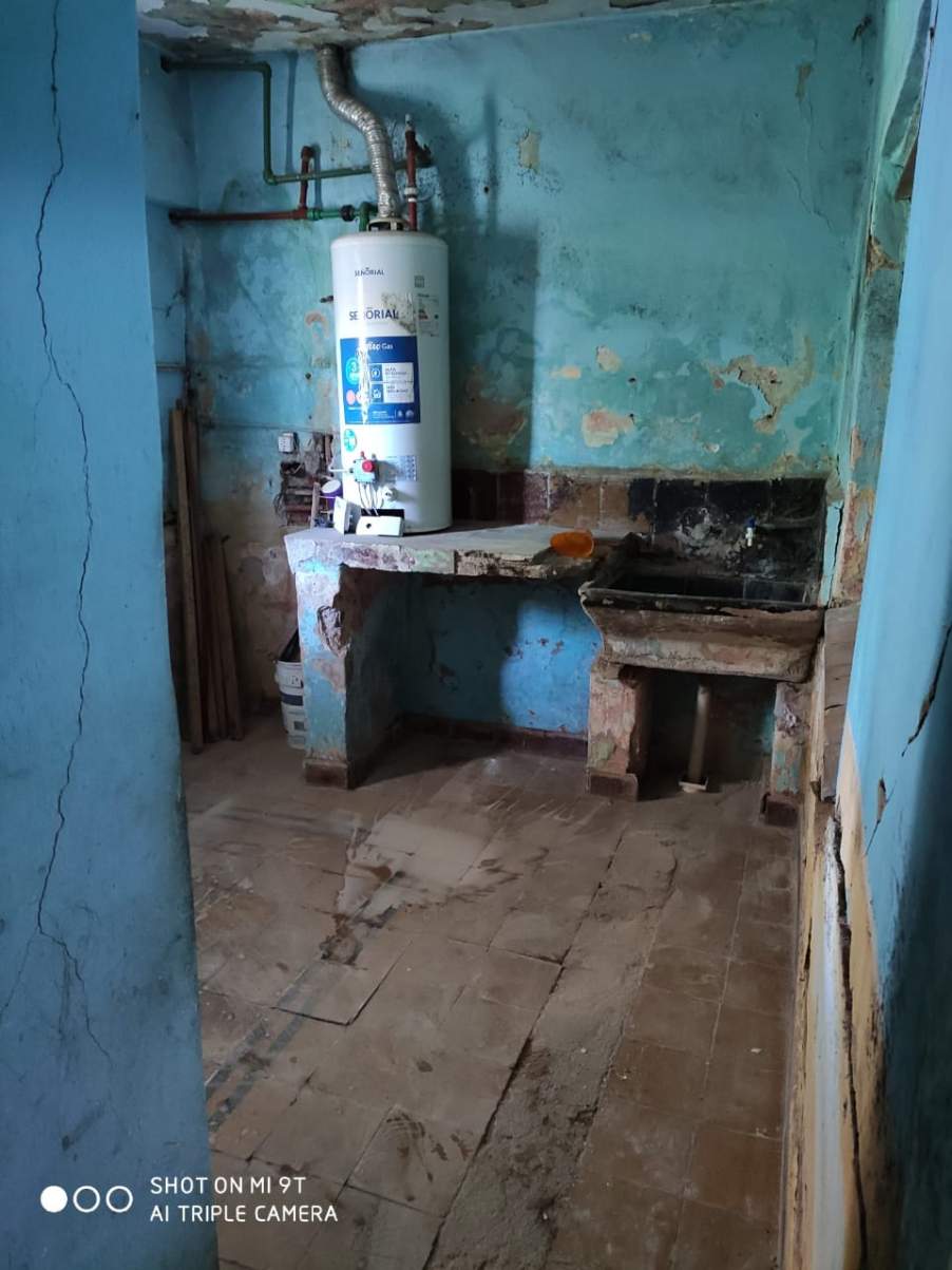 CASA A RECICLAR DE TRES DORMITORIOS EN BARRIO ALBERDI