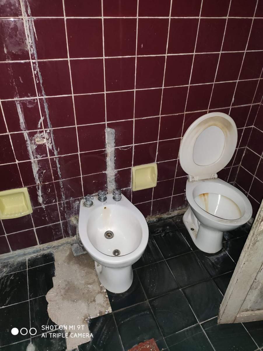 CASA A RECICLAR DE TRES DORMITORIOS EN BARRIO ALBERDI