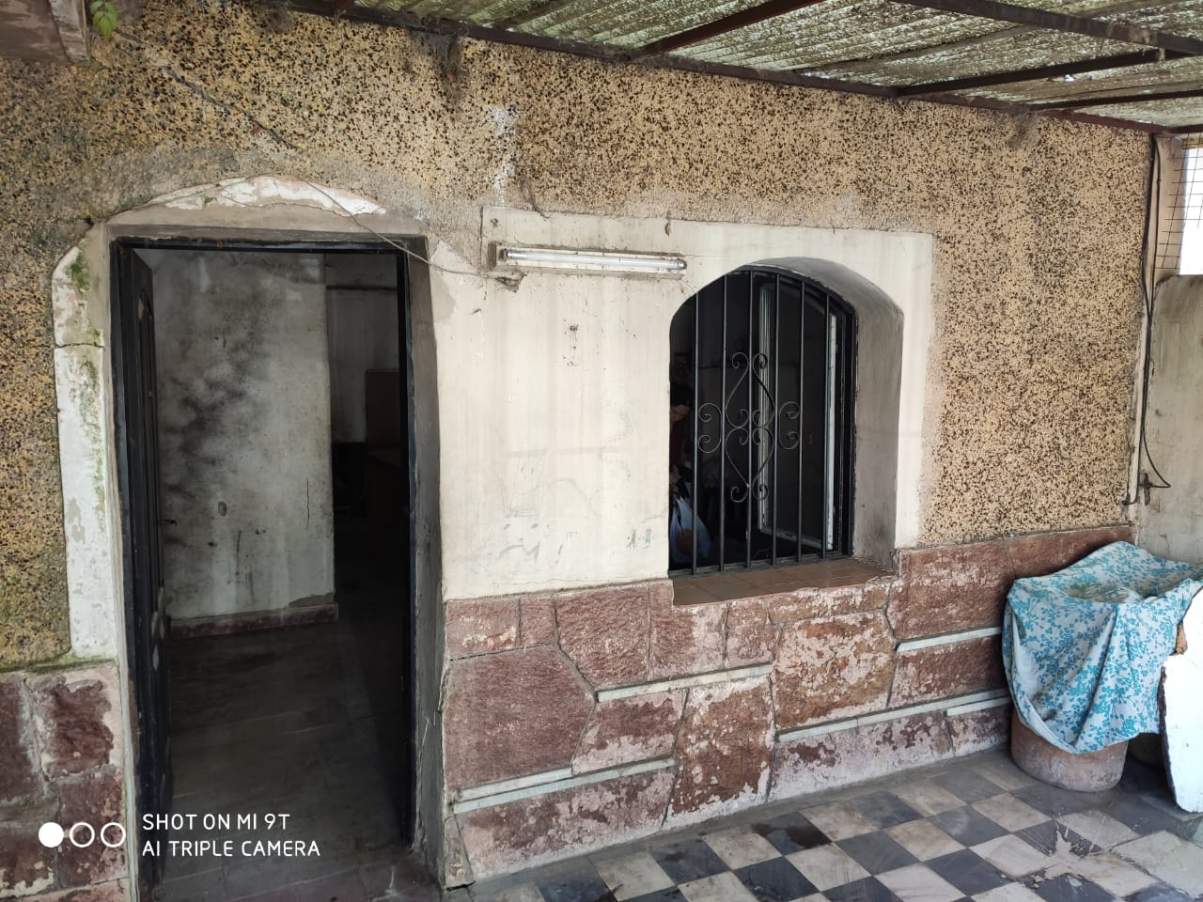 CASA A RECICLAR DE TRES DORMITORIOS EN BARRIO ALBERDI