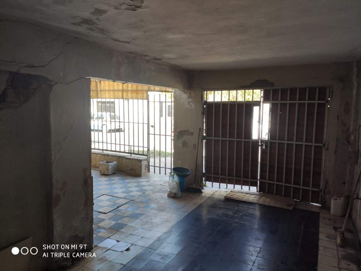 CASA A RECICLAR DE TRES DORMITORIOS EN BARRIO ALBERDI