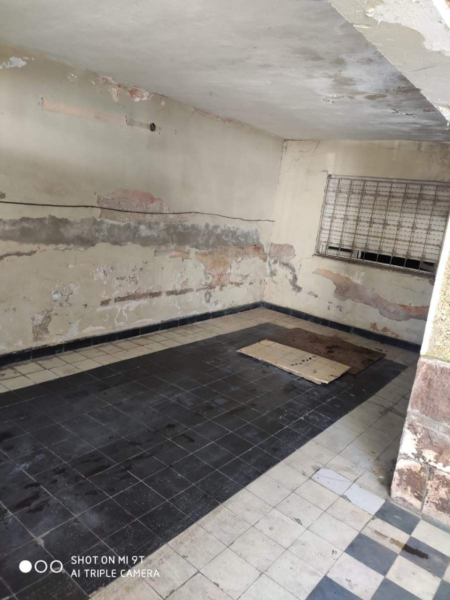 CASA A RECICLAR DE TRES DORMITORIOS EN BARRIO ALBERDI