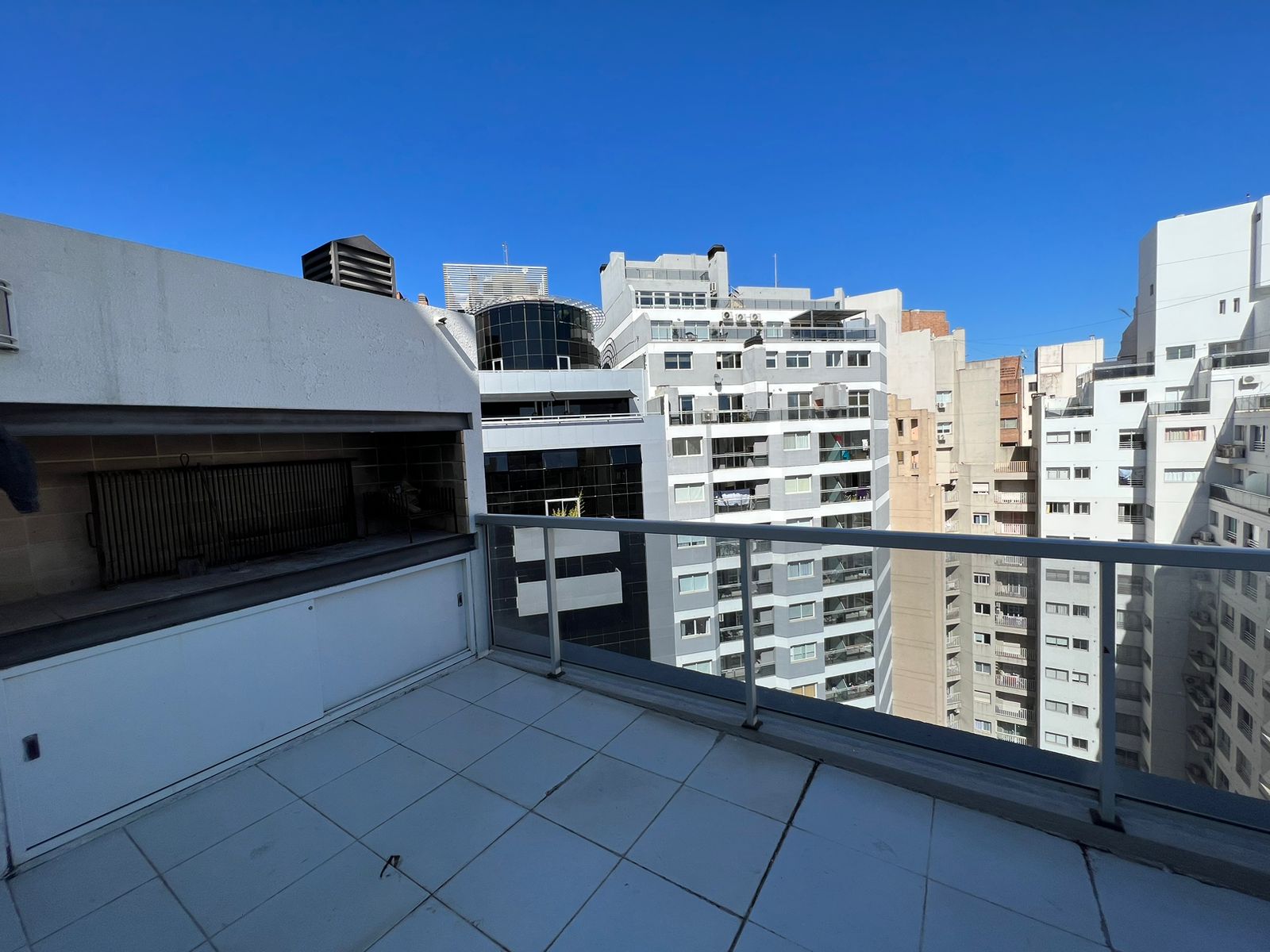 Excelente inmueble en nueva cordoba, dos dormitorios con balcon terraza ideal para vivirlo