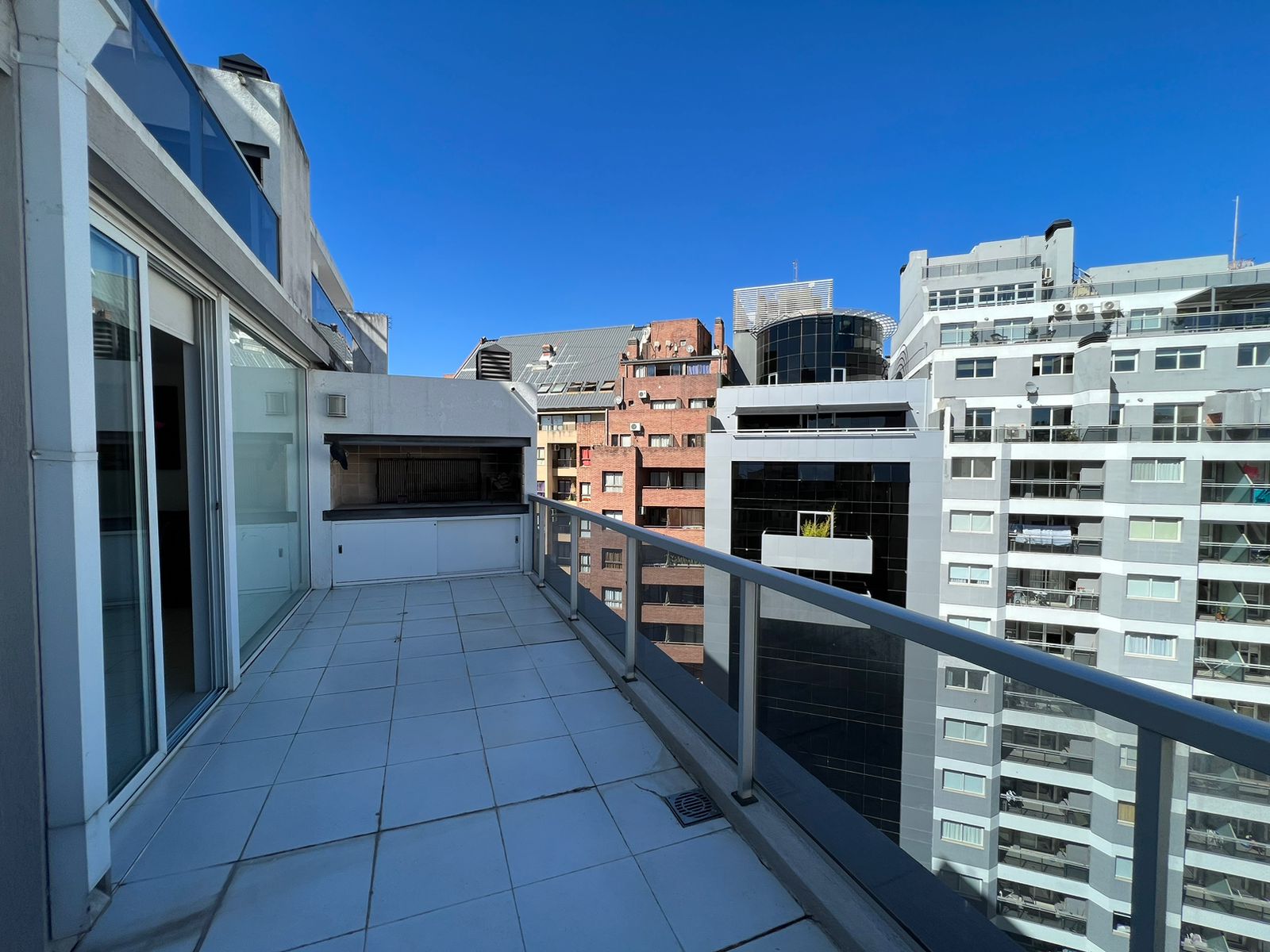 Excelente inmueble en nueva cordoba, dos dormitorios con balcon terraza ideal para vivirlo