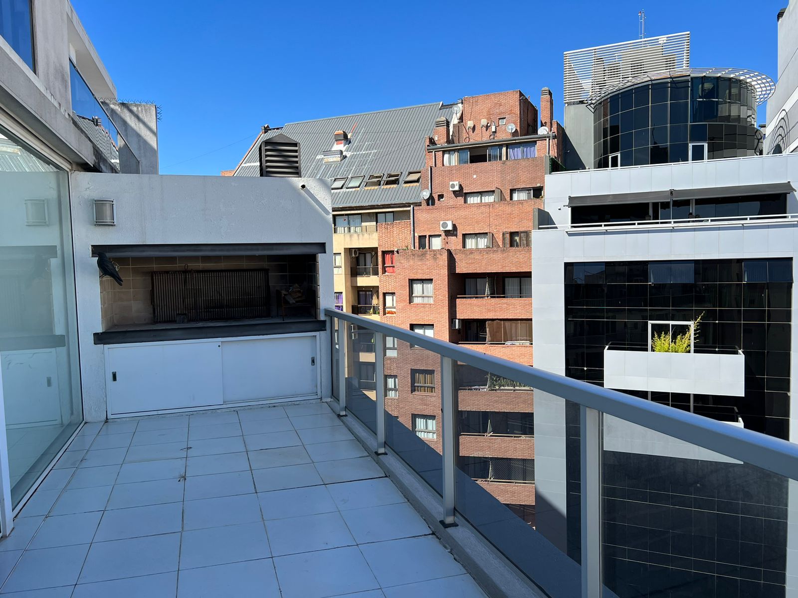 Excelente inmueble en nueva cordoba, dos dormitorios con balcon terraza ideal para vivirlo
