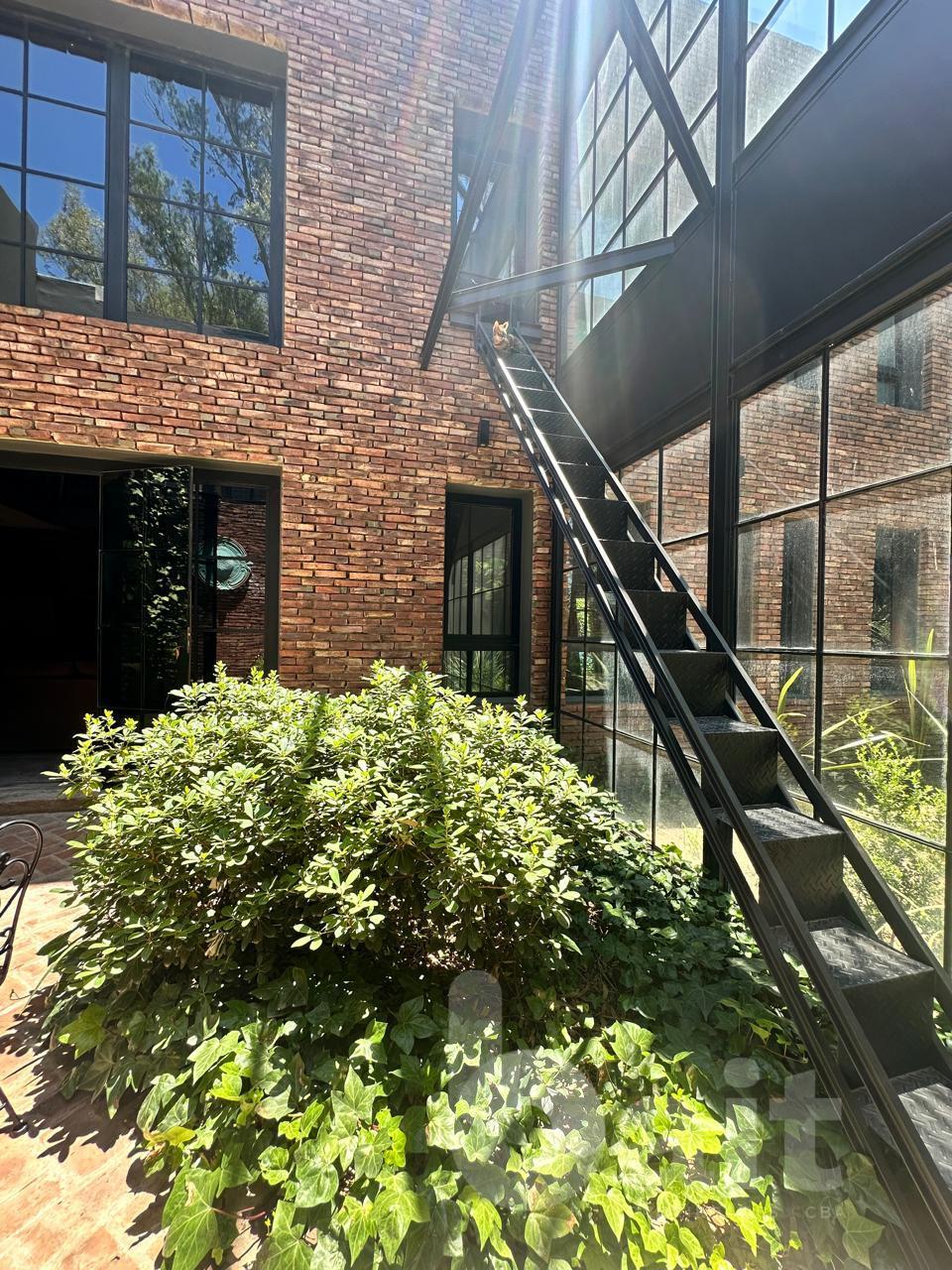 Venta casa Santina Norte, Valle Escondido, 4 dormitorios, escritorio y 5 baños.