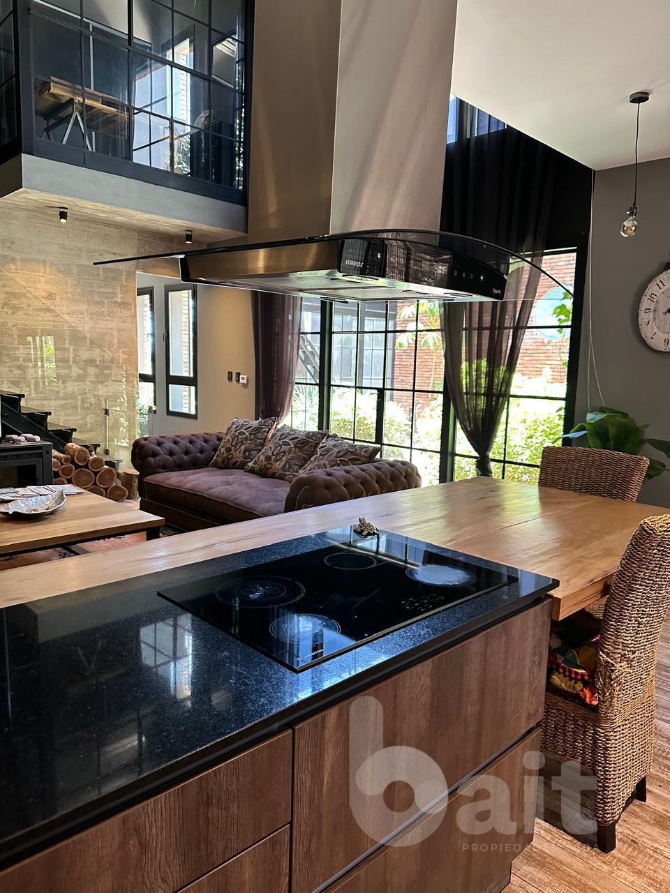 Venta casa Santina Norte, Valle Escondido, 4 dormitorios, escritorio y 5 baños.