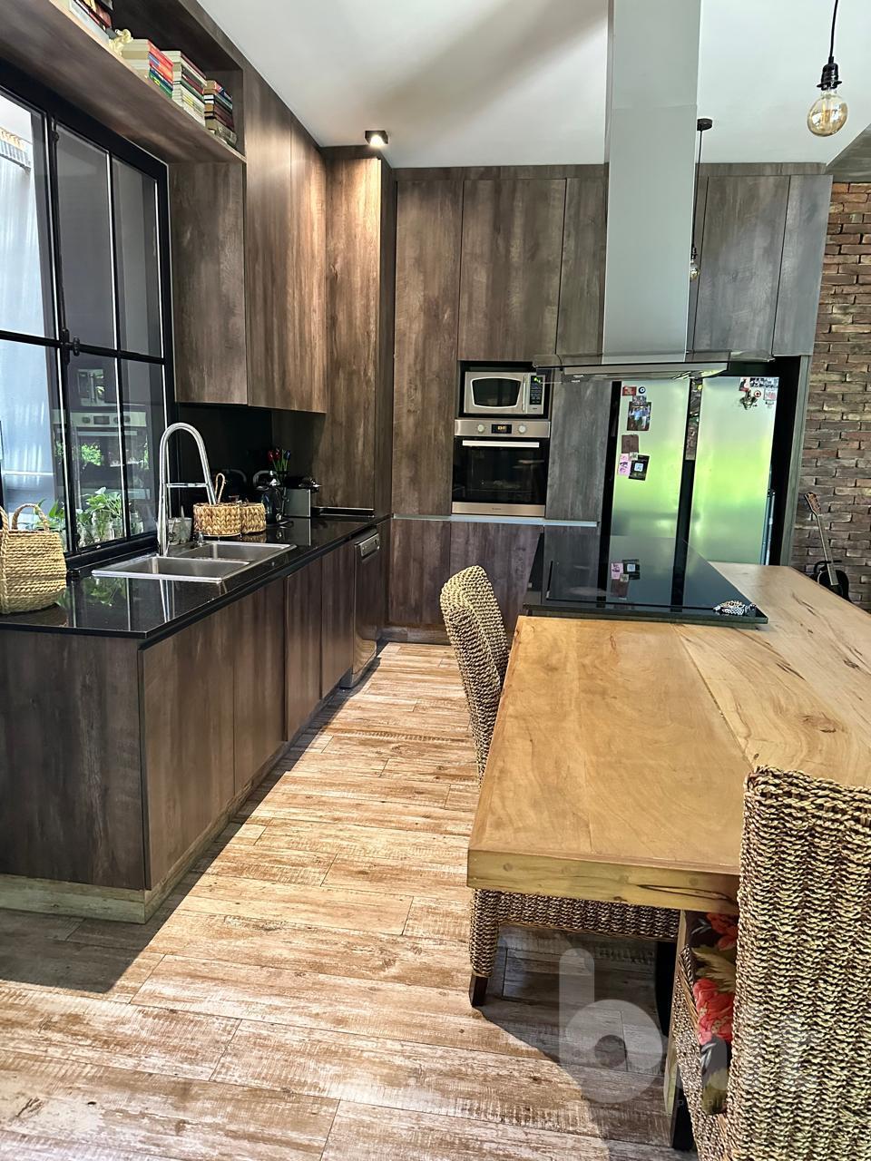 Venta casa Santina Norte, Valle Escondido, 4 dormitorios, escritorio y 5 baños.