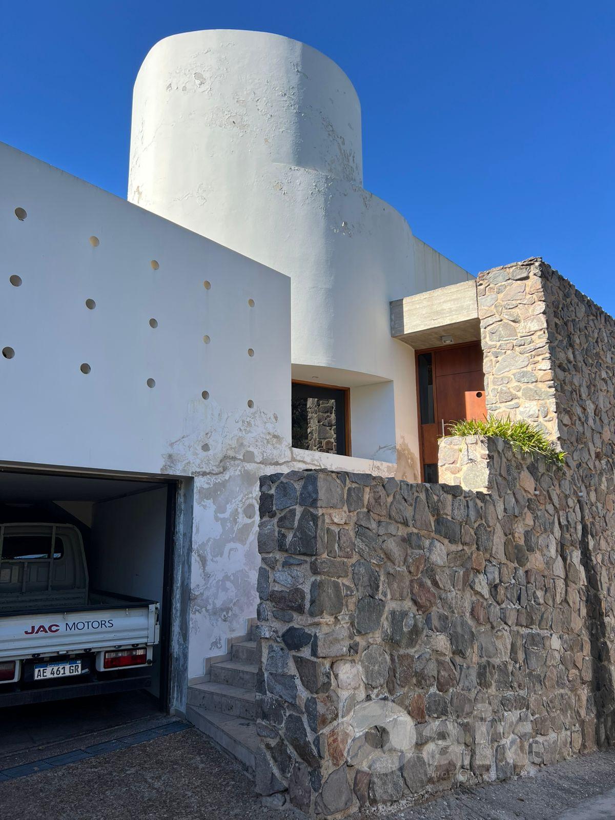 Venta casa en housing con seguridad de 4 dormitorios en Villa Belgrano