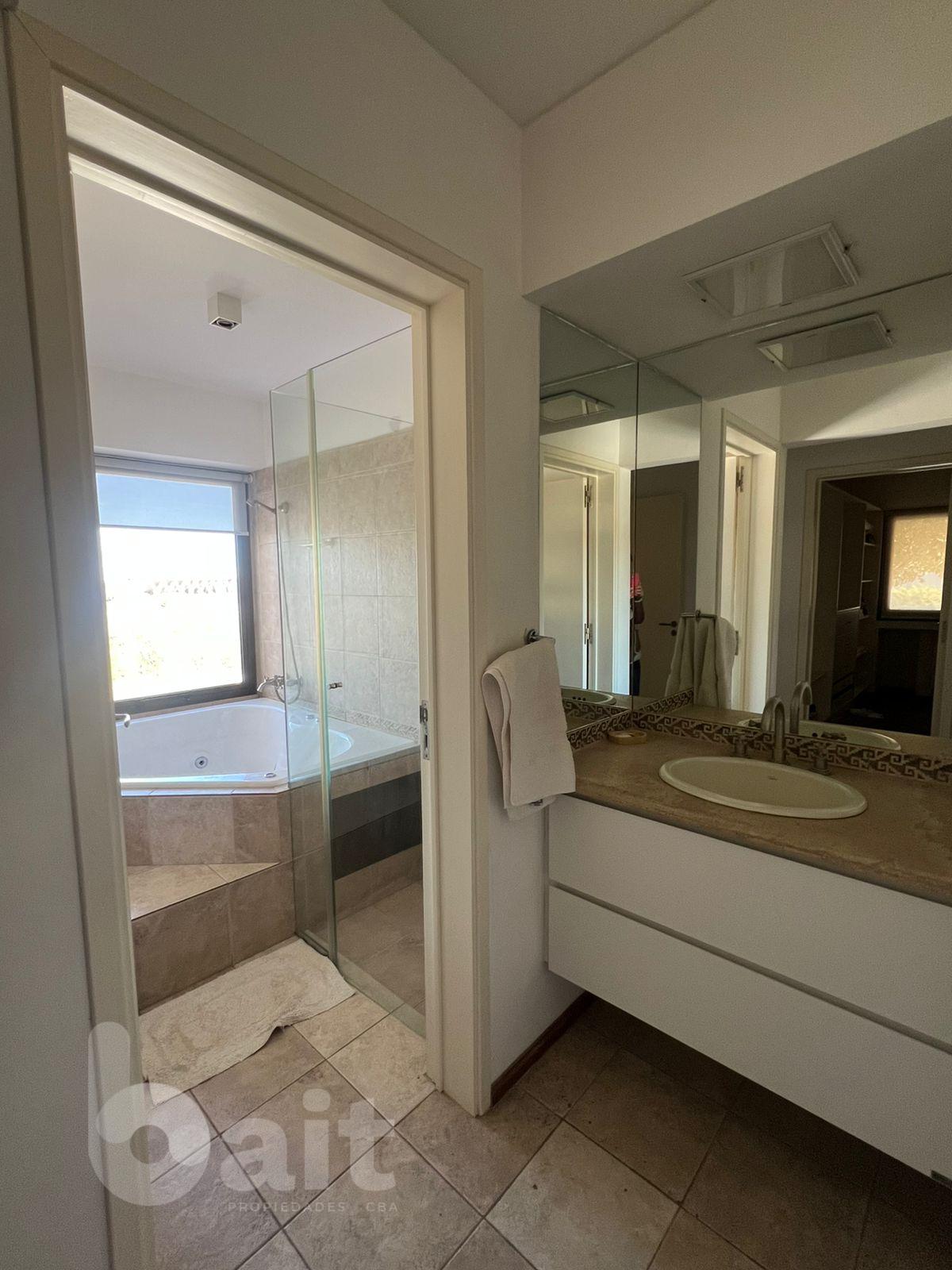 Venta casa en housing con seguridad de 4 dormitorios en Villa Belgrano