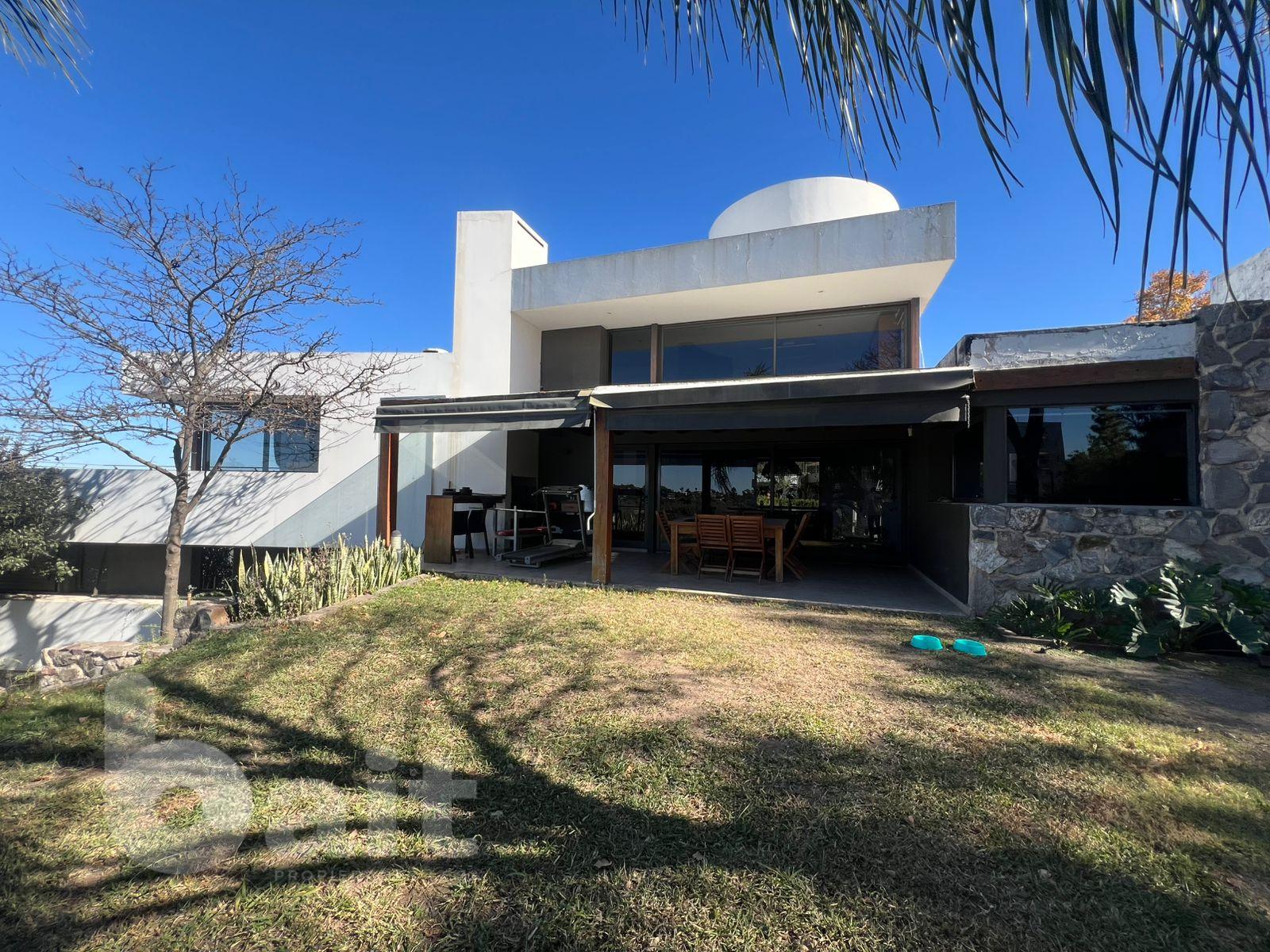 Venta casa en housing con seguridad de 4 dormitorios en Villa Belgrano