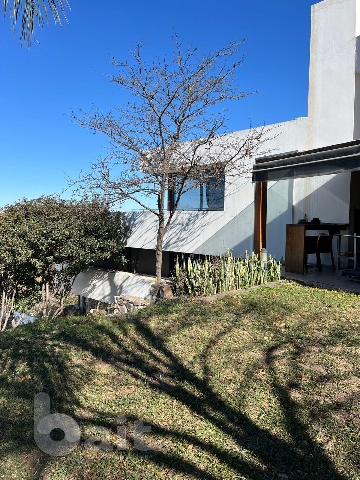 Venta casa en housing con seguridad de 4 dormitorios en Villa Belgrano