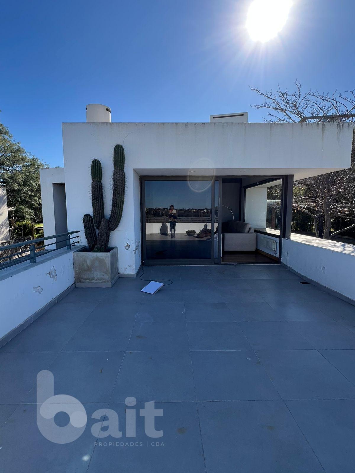 Venta casa en housing con seguridad de 4 dormitorios en Villa Belgrano