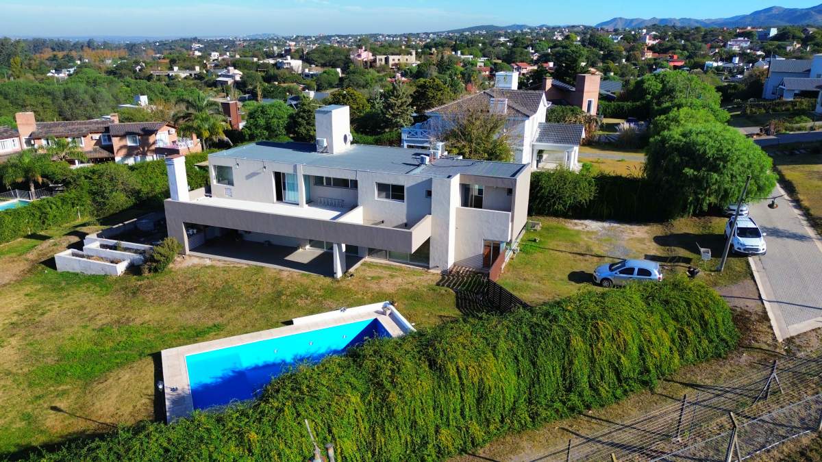 Viví el lujo y la naturaleza en Country 4 Hojas  Casa de categoría en venta