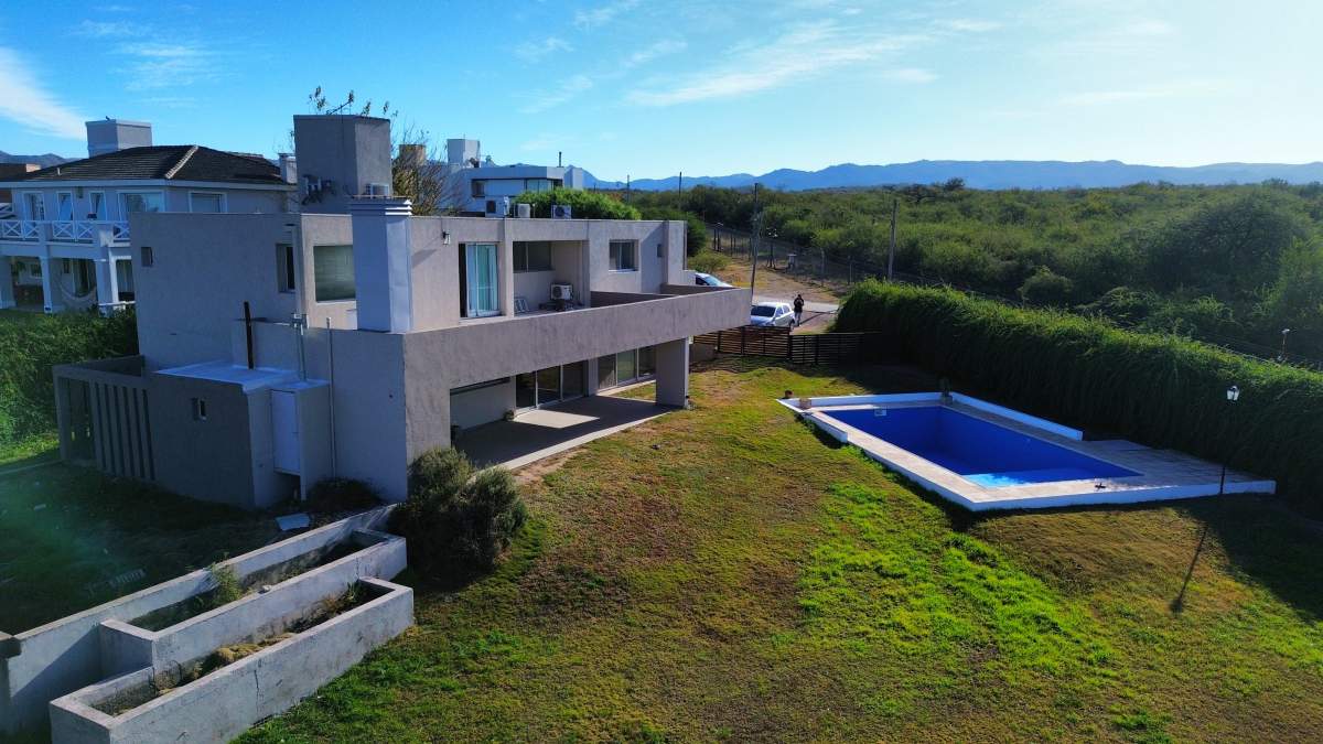 Viví el lujo y la naturaleza en Country 4 Hojas  Casa de categoría en venta