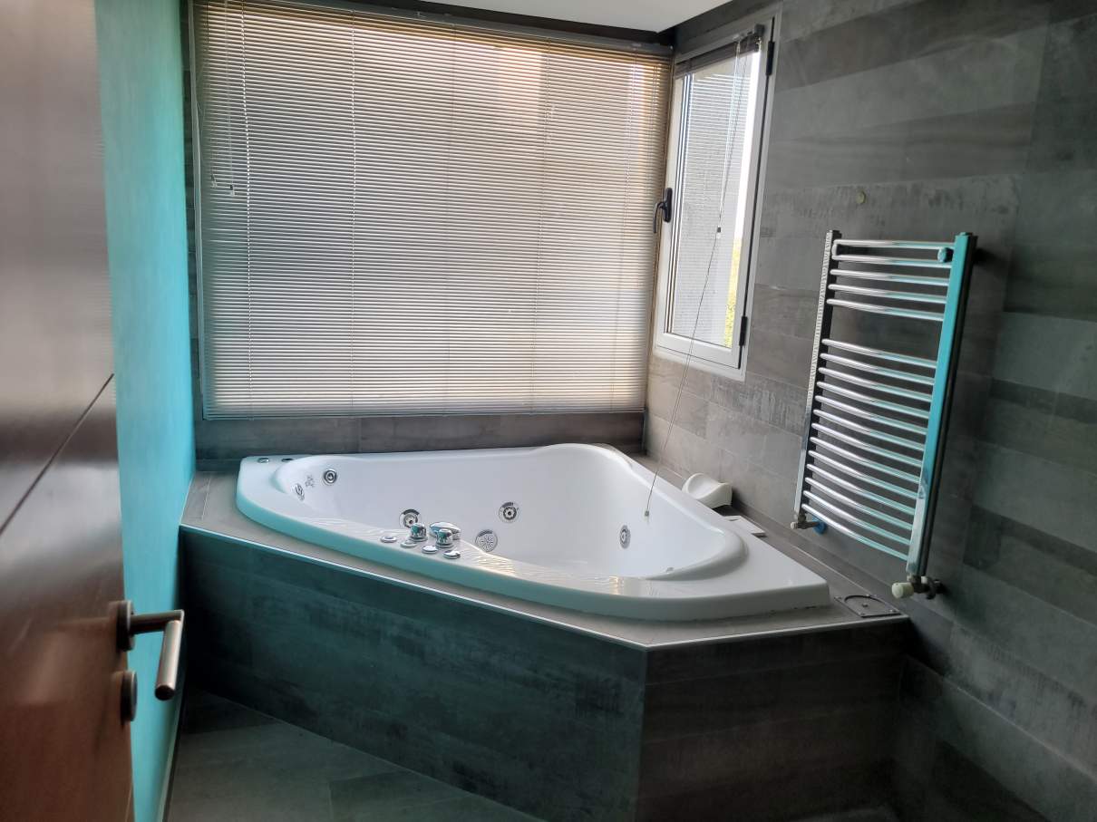 Viví el lujo y la naturaleza en Country 4 Hojas  Casa de categoría en venta