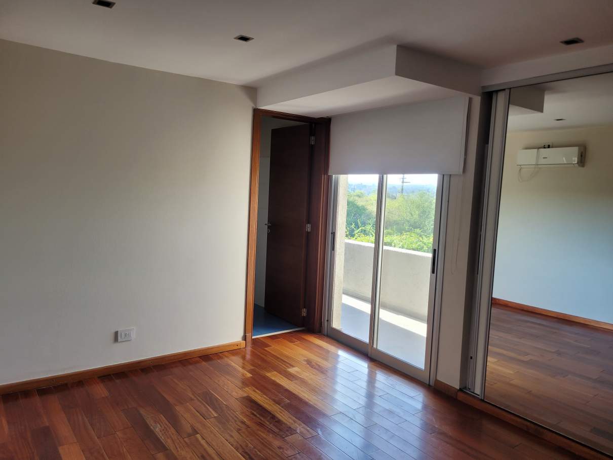 Viví el lujo y la naturaleza en Country 4 Hojas  Casa de categoría en venta