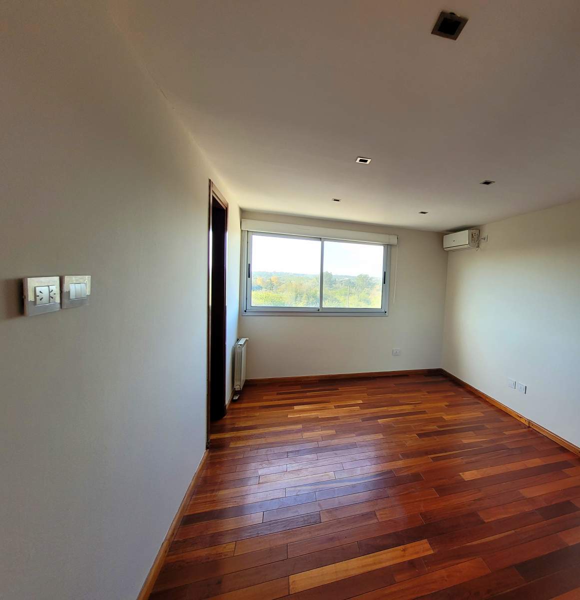 Viví el lujo y la naturaleza en Country 4 Hojas  Casa de categoría en venta