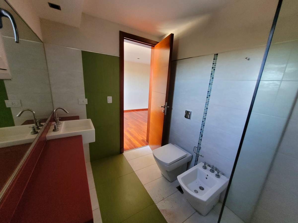 Viví el lujo y la naturaleza en Country 4 Hojas  Casa de categoría en venta