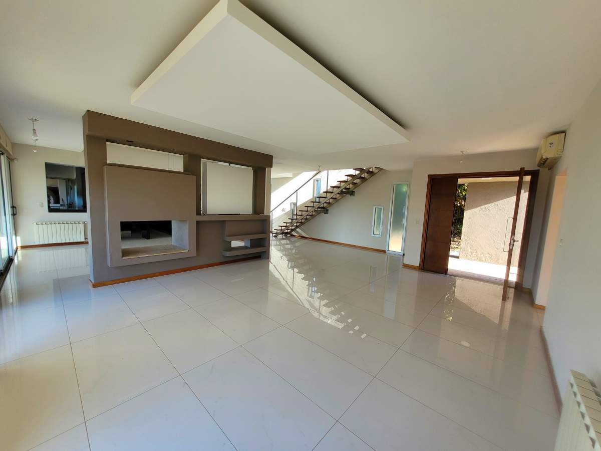 Viví el lujo y la naturaleza en Country 4 Hojas  Casa de categoría en venta