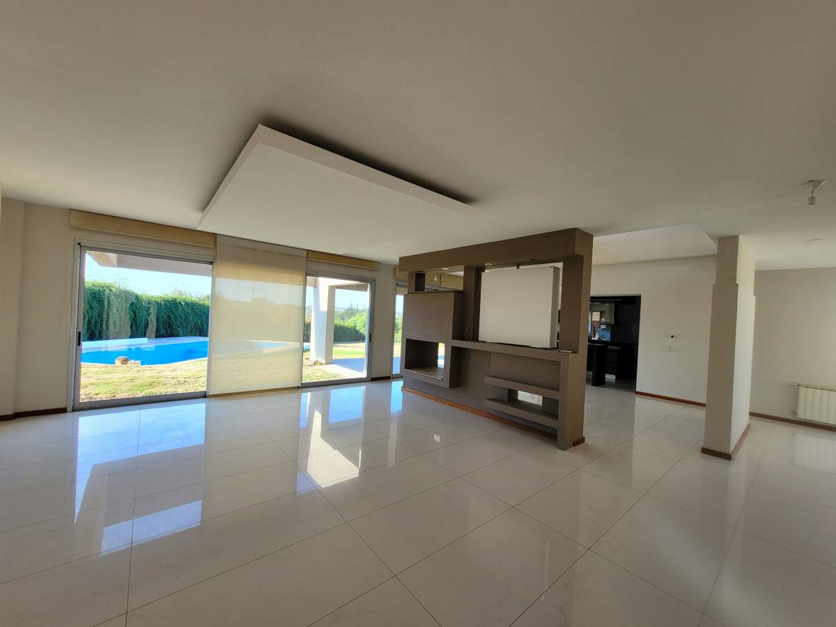 Viví el lujo y la naturaleza en Country 4 Hojas  Casa de categoría en venta