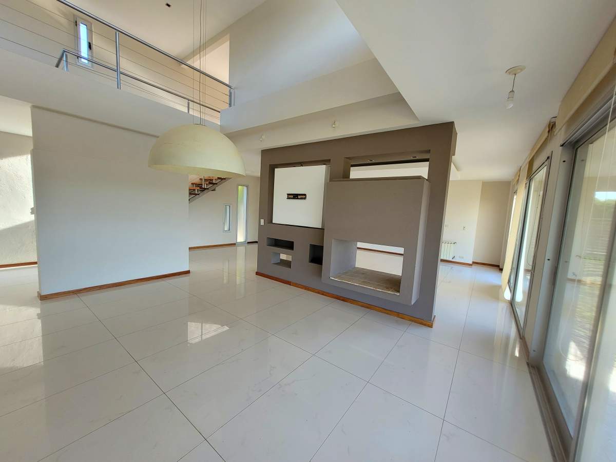 Viví el lujo y la naturaleza en Country 4 Hojas  Casa de categoría en venta