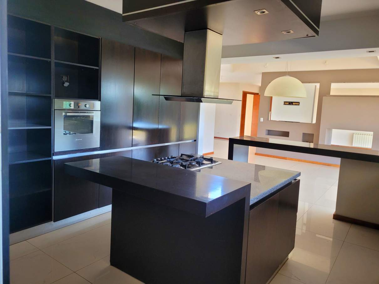 Viví el lujo y la naturaleza en Country 4 Hojas  Casa de categoría en venta