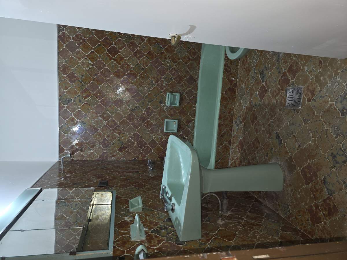 CASA GRANDE EN VENTA 3 DORMITORIOS CON LOCAL AL FRENTE (INVERSORES ATENTO)