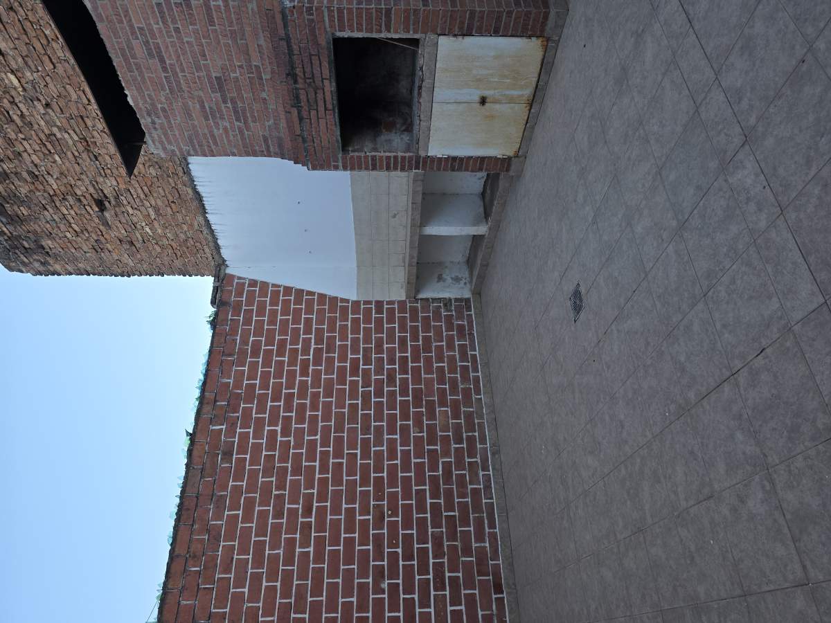 CASA GRANDE EN VENTA 3 DORMITORIOS CON LOCAL AL FRENTE (INVERSORES ATENTO)