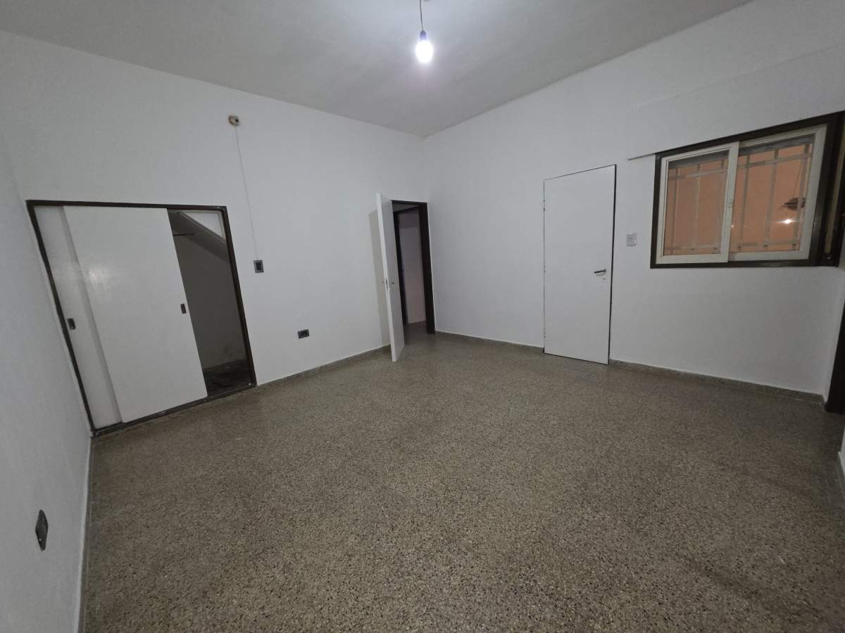 CASA GRANDE EN VENTA 3 DORMITORIOS CON LOCAL AL FRENTE (INVERSORES ATENTO)