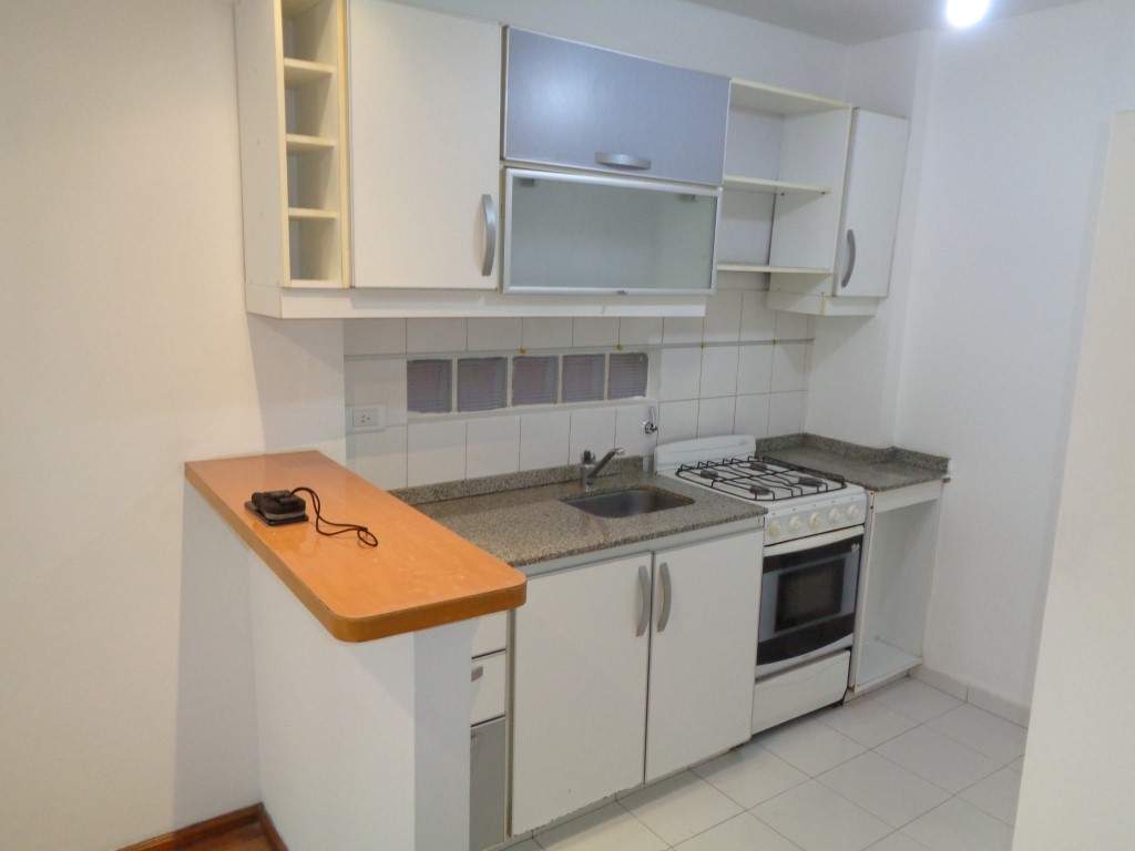 Barrio Nueva Córdoba - Departamento Semipiso de Categoría de 2 Dormitorios, Amplio y Luminoso con Cocina Equipada y Baño con bañera