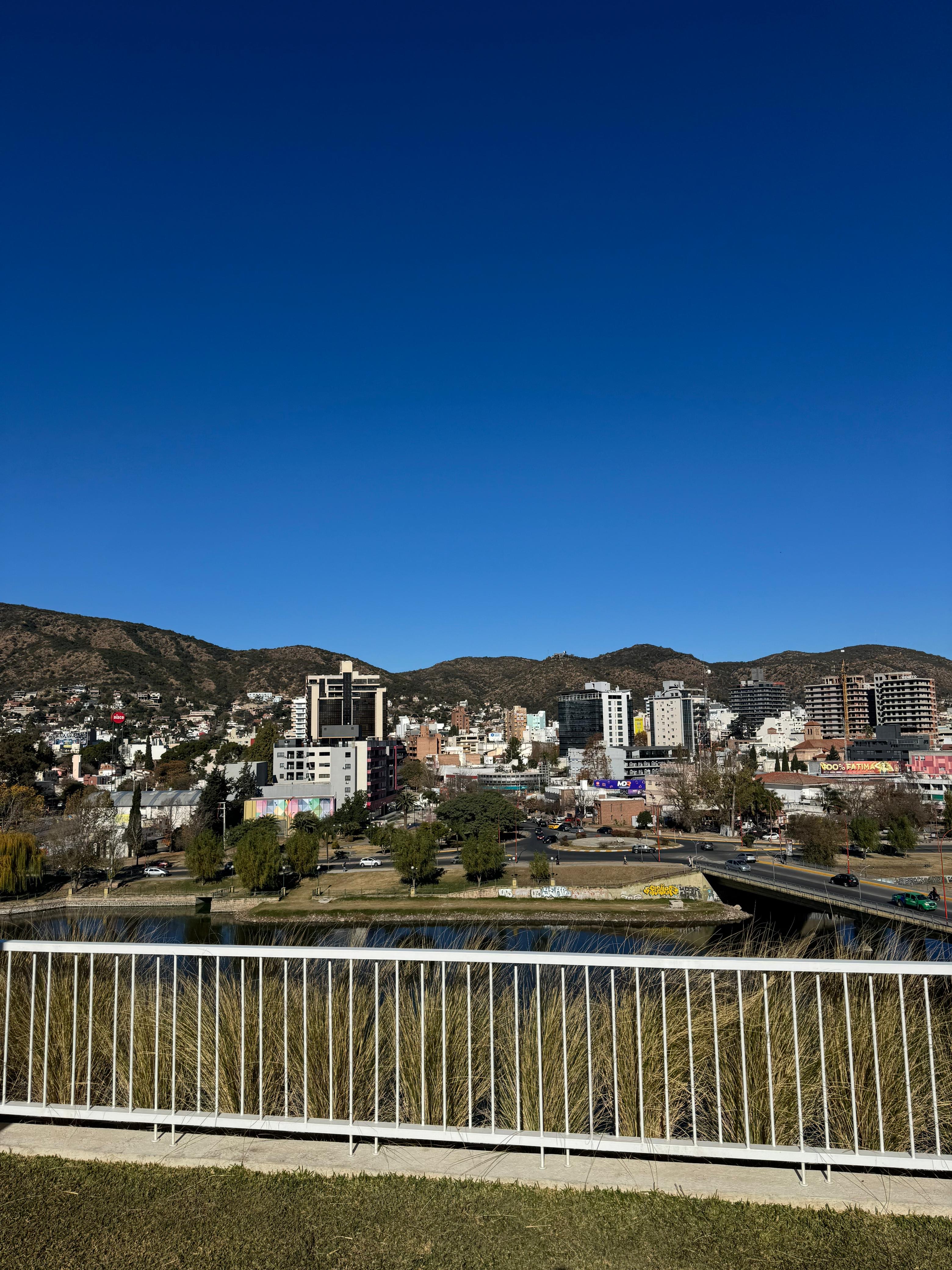 ALQUILER ANUAL EN VILLA CARLOS PAZ - DEPARTAMENTO NUEVO DE 2 DORMITORIOS SOBRE LA COSTANERA. - Stefano V.