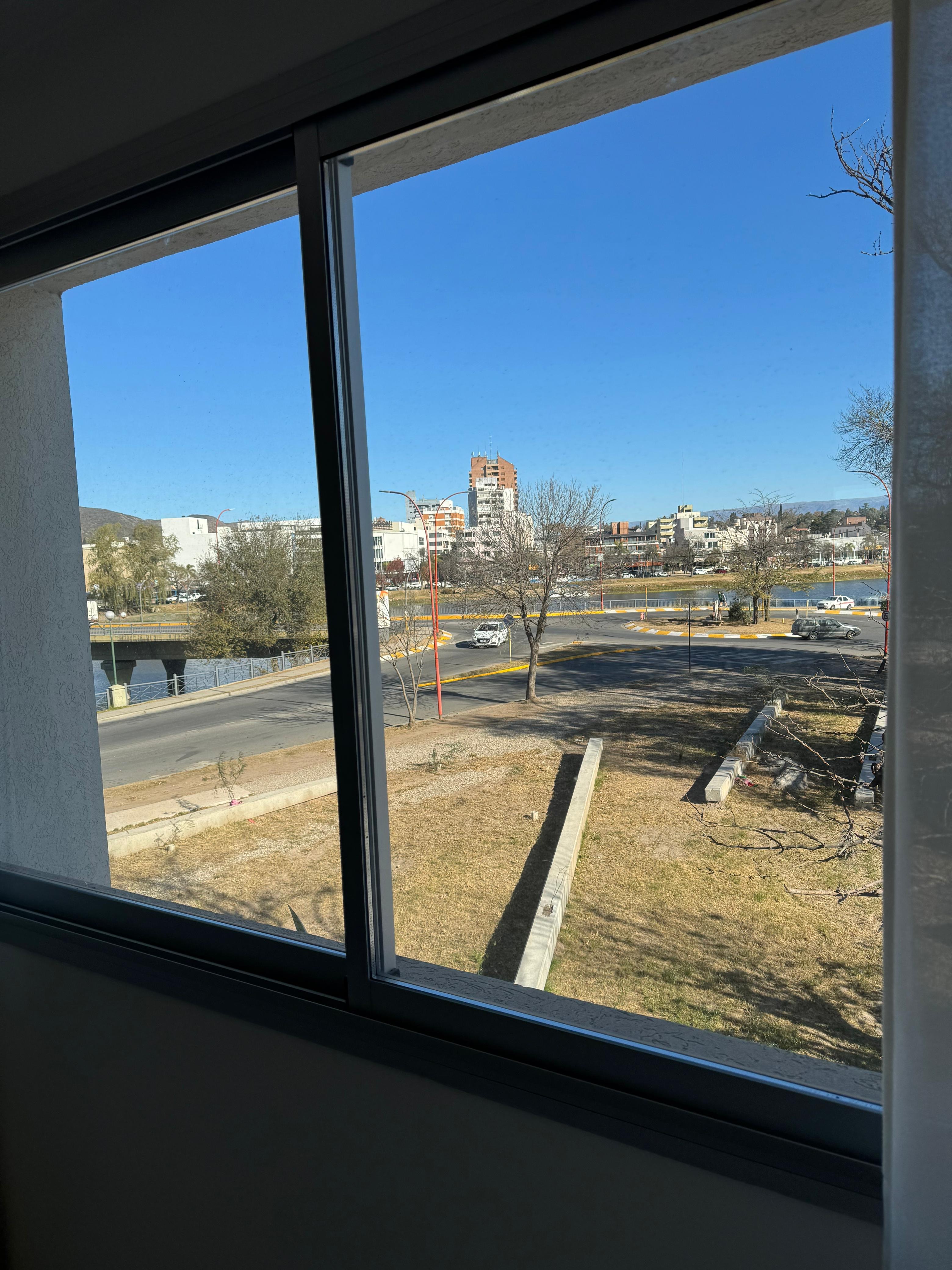 ALQUILER ANUAL EN VILLA CARLOS PAZ - DEPARTAMENTO NUEVO DE 2 DORMITORIOS SOBRE LA COSTANERA. - Stefano V.
