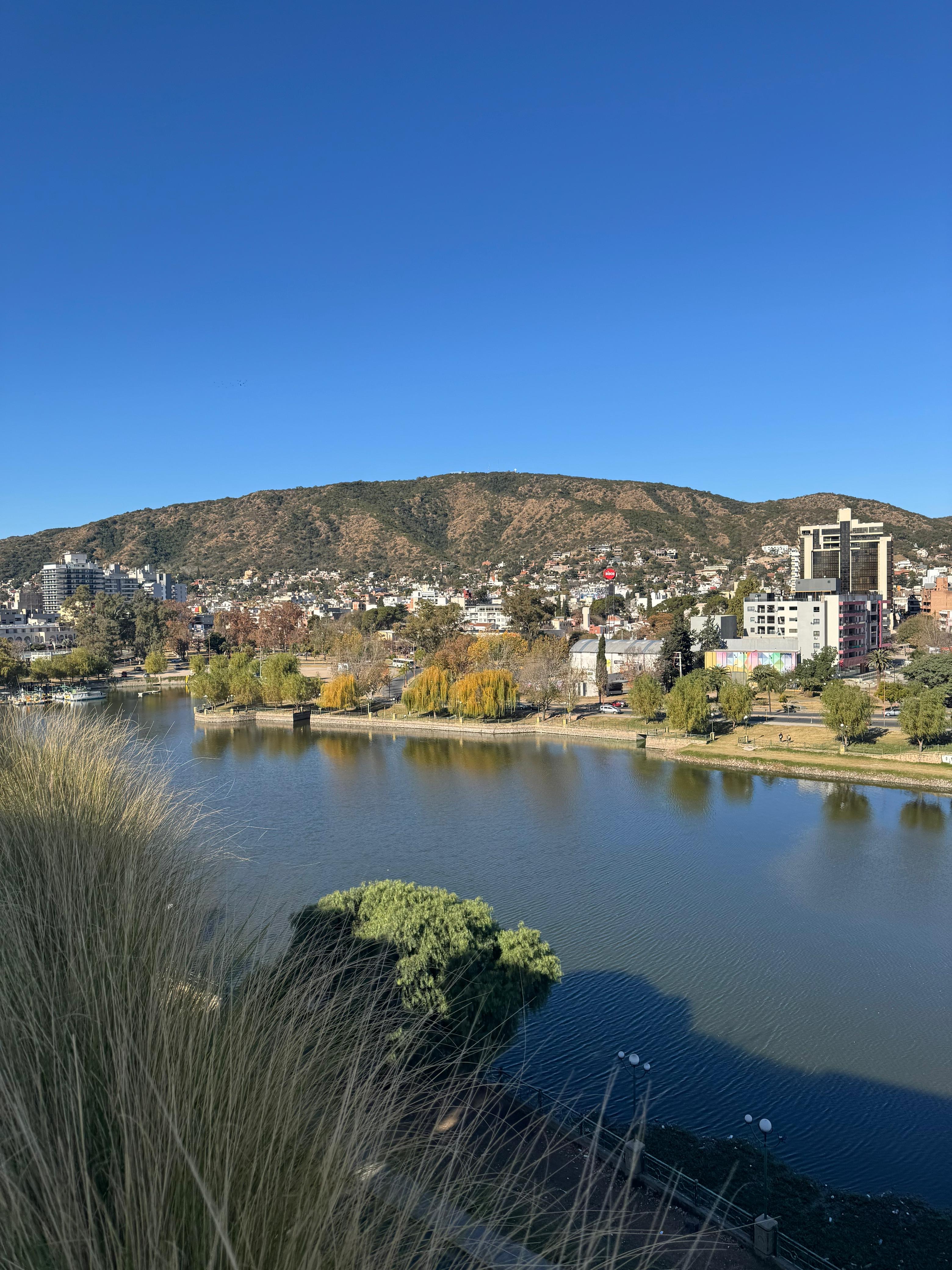 ALQUILER ANUAL EN VILLA CARLOS PAZ - DEPARTAMENTO NUEVO DE 2 DORMITORIOS SOBRE LA COSTANERA. - Stefano V.